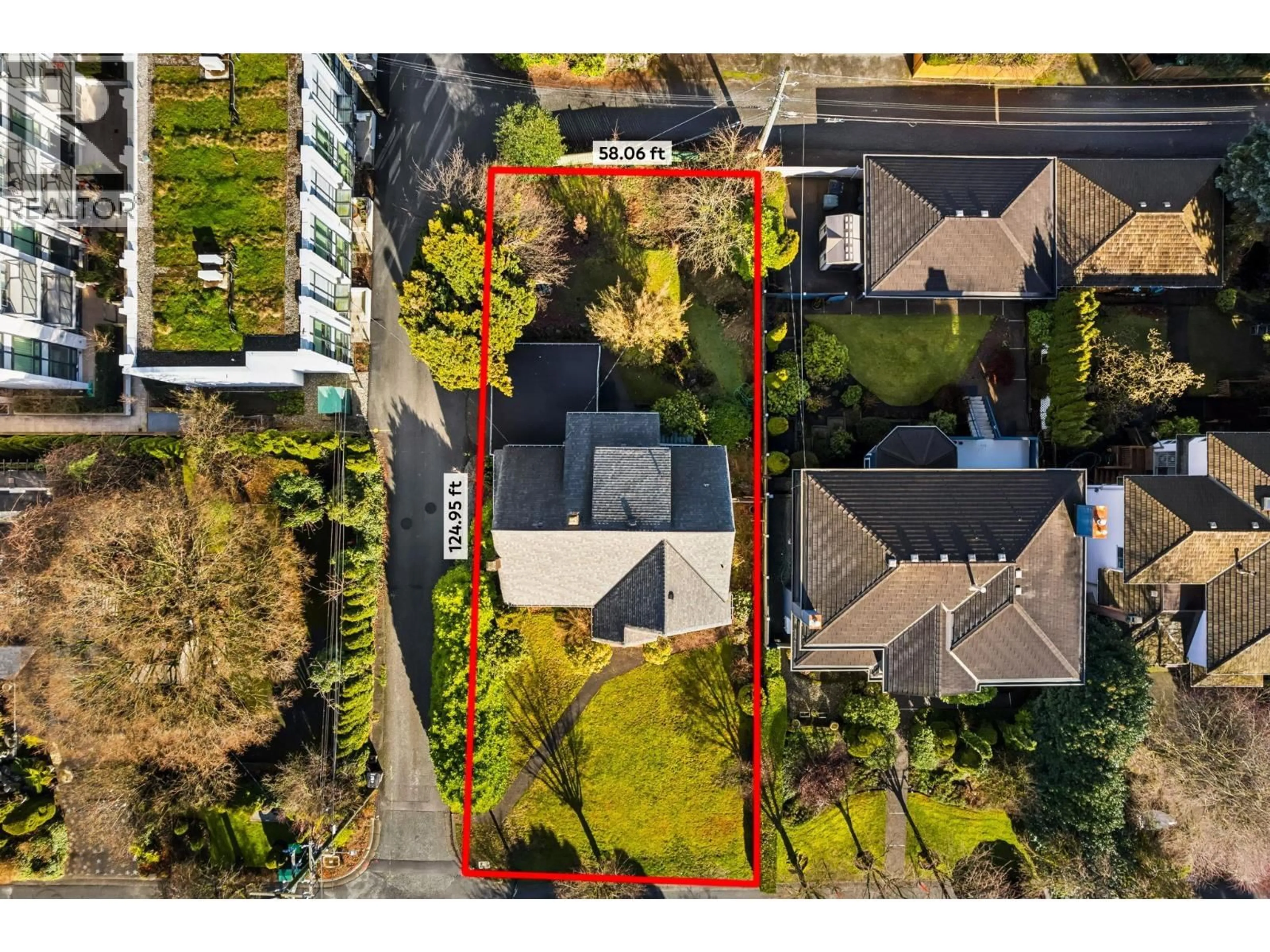 A pic from outside/outdoor area/front of a property/back of a property/a pic from drone, street for 475 27TH AVENUE, Vancouver British Columbia V5Y2K4
