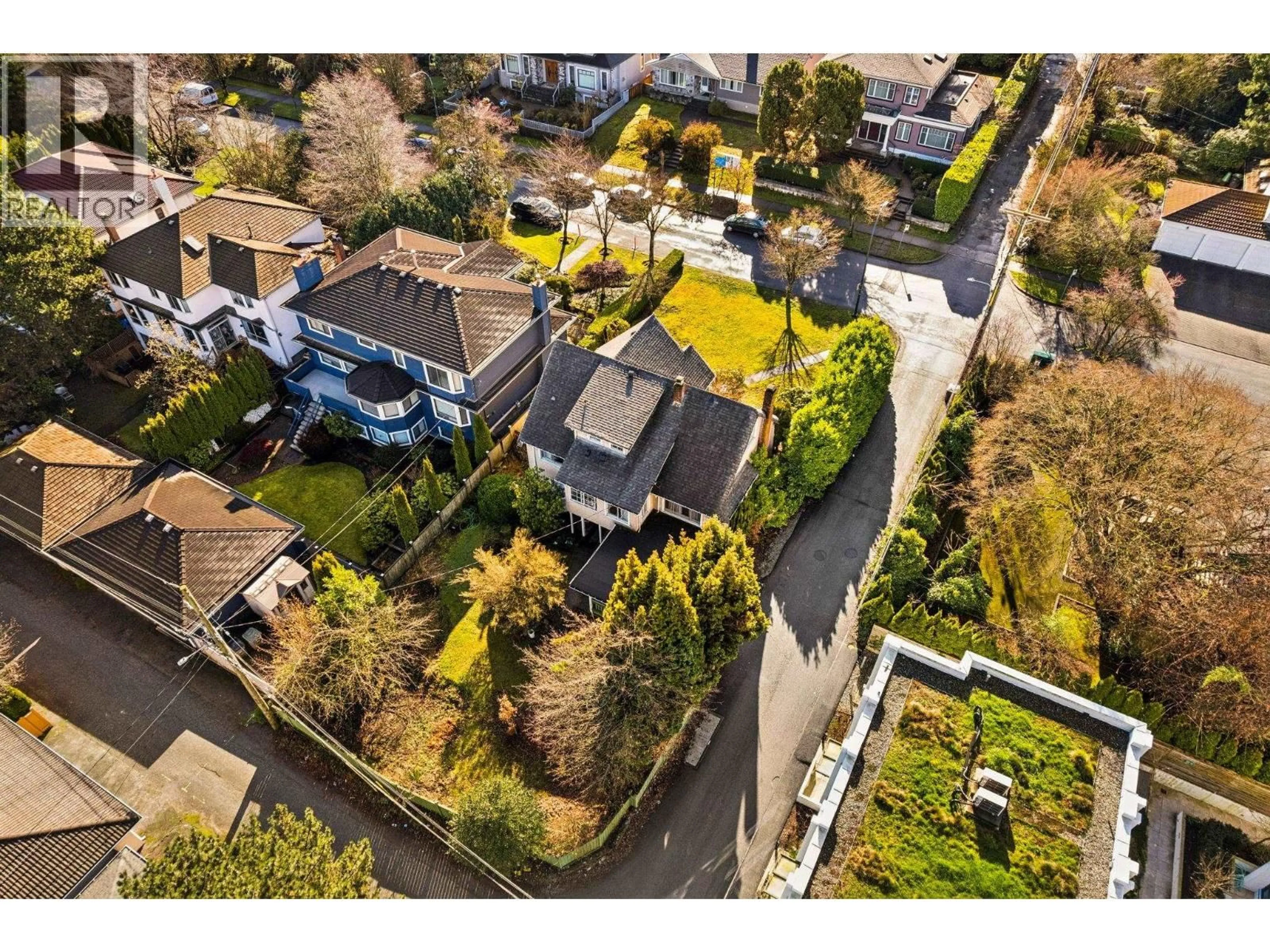 A pic from outside/outdoor area/front of a property/back of a property/a pic from drone, street for 475 27TH AVENUE, Vancouver British Columbia V5Y2K4