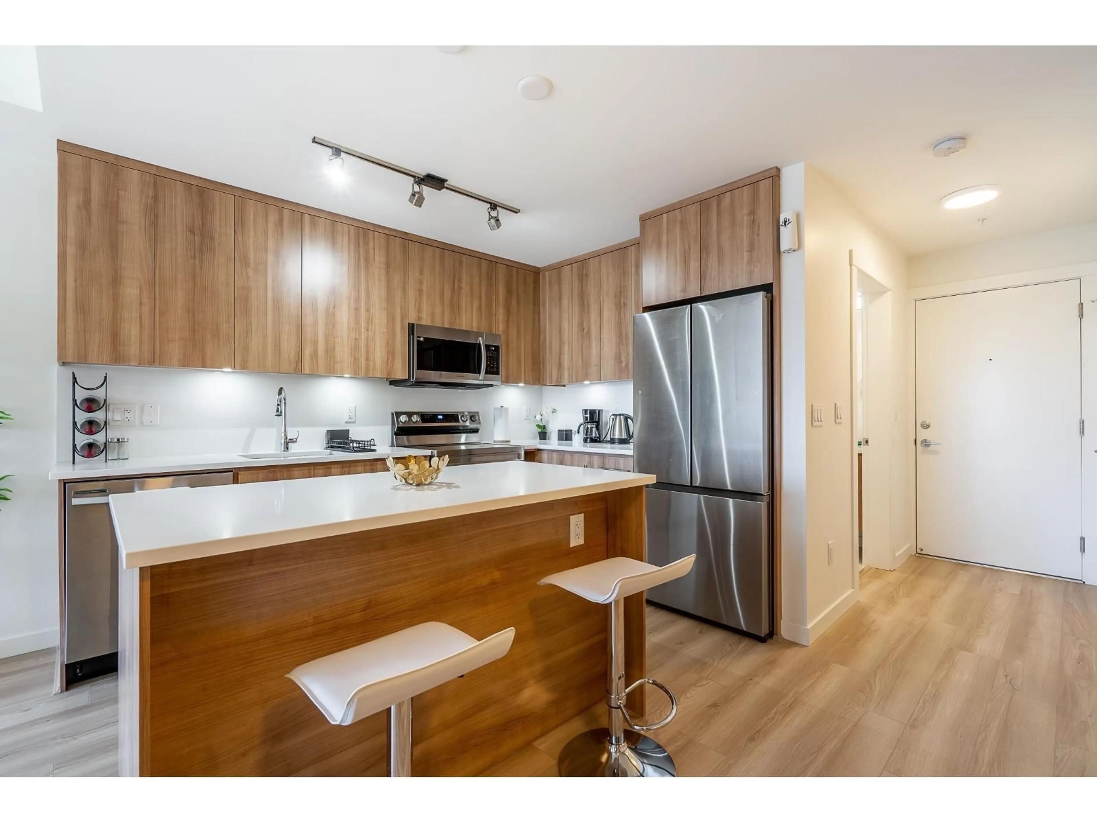 Standard kitchen, wood/laminate floor for 305 - 5420 208 STREET, Langley British Columbia V3A2J9