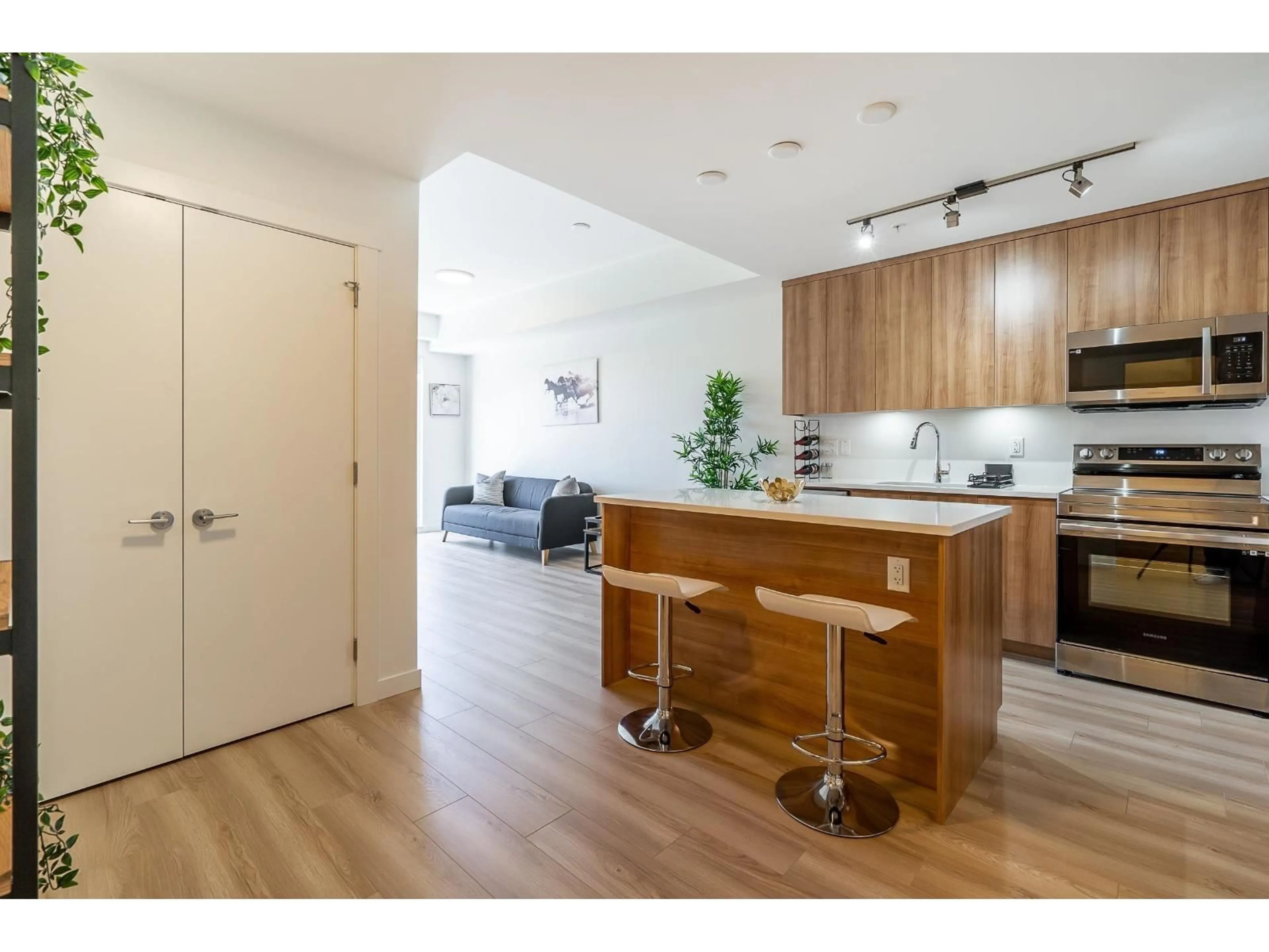 Open concept kitchen, wood/laminate floor for 305 - 5420 208 STREET, Langley British Columbia V3A2J9