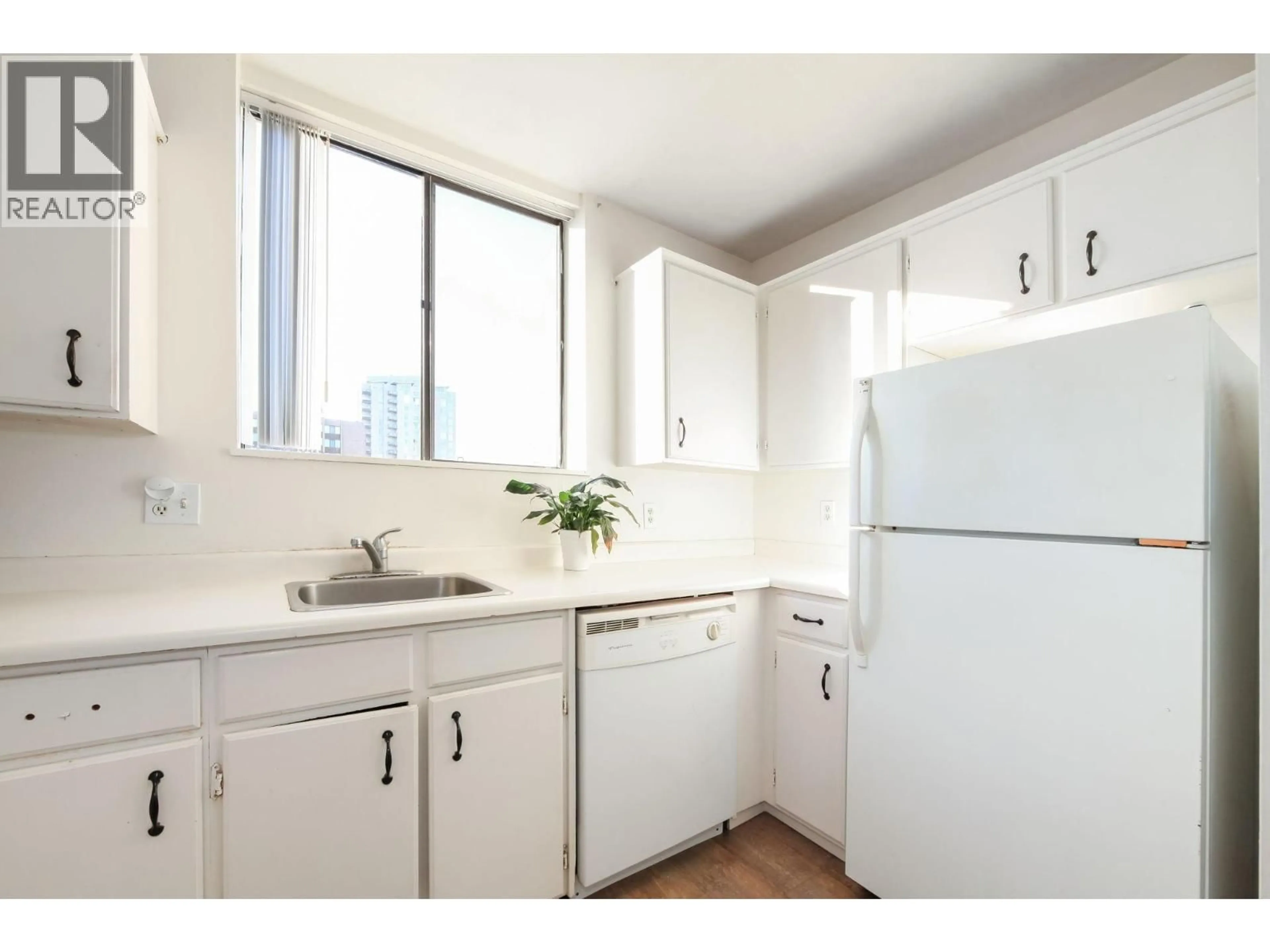 Standard kitchen, wood/laminate floor for 905 - 7171 BERESFORD STREET, Burnaby British Columbia V5E3Z8