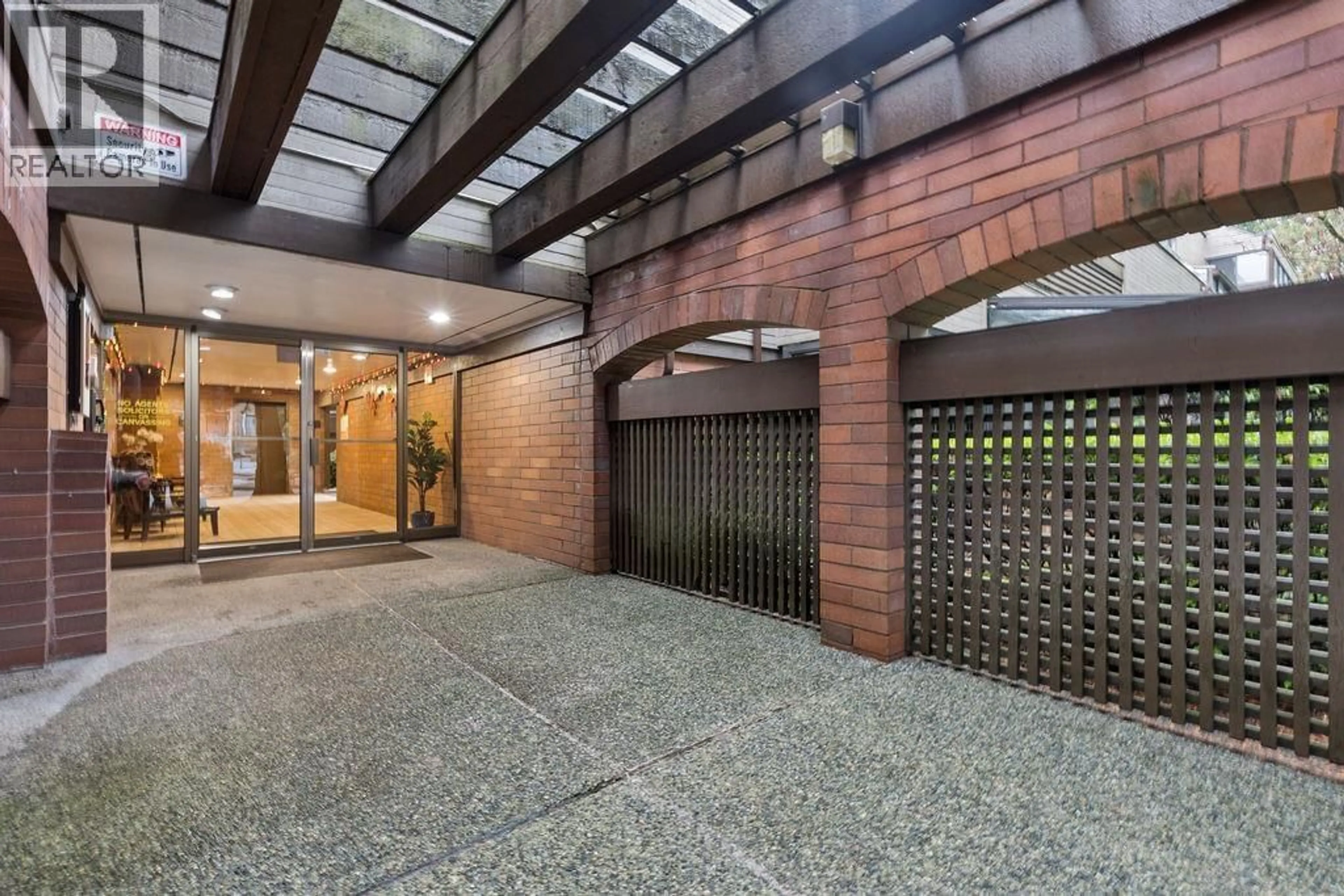 Indoor foyer for 211 - 444 49TH AVENUE, Vancouver British Columbia V5Y3V4
