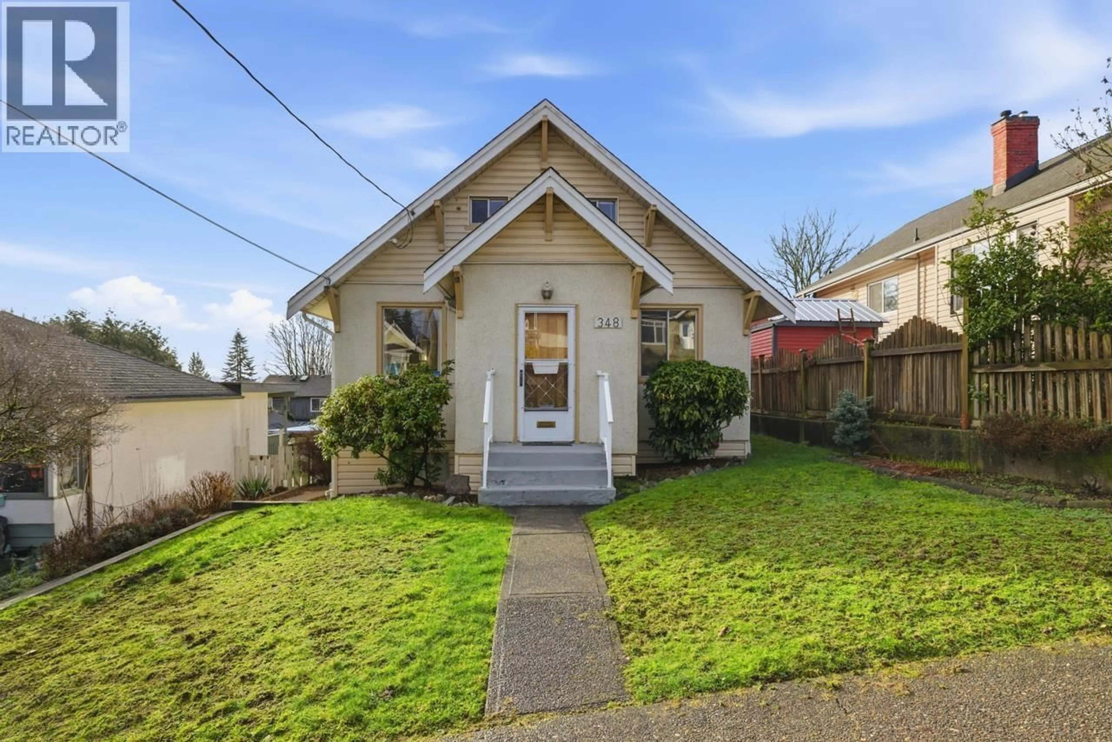 A pic from outside/outdoor area/front of a property/back of a property/a pic from drone, street for 348 SIMPSON STREET, New Westminster British Columbia V3L3J9