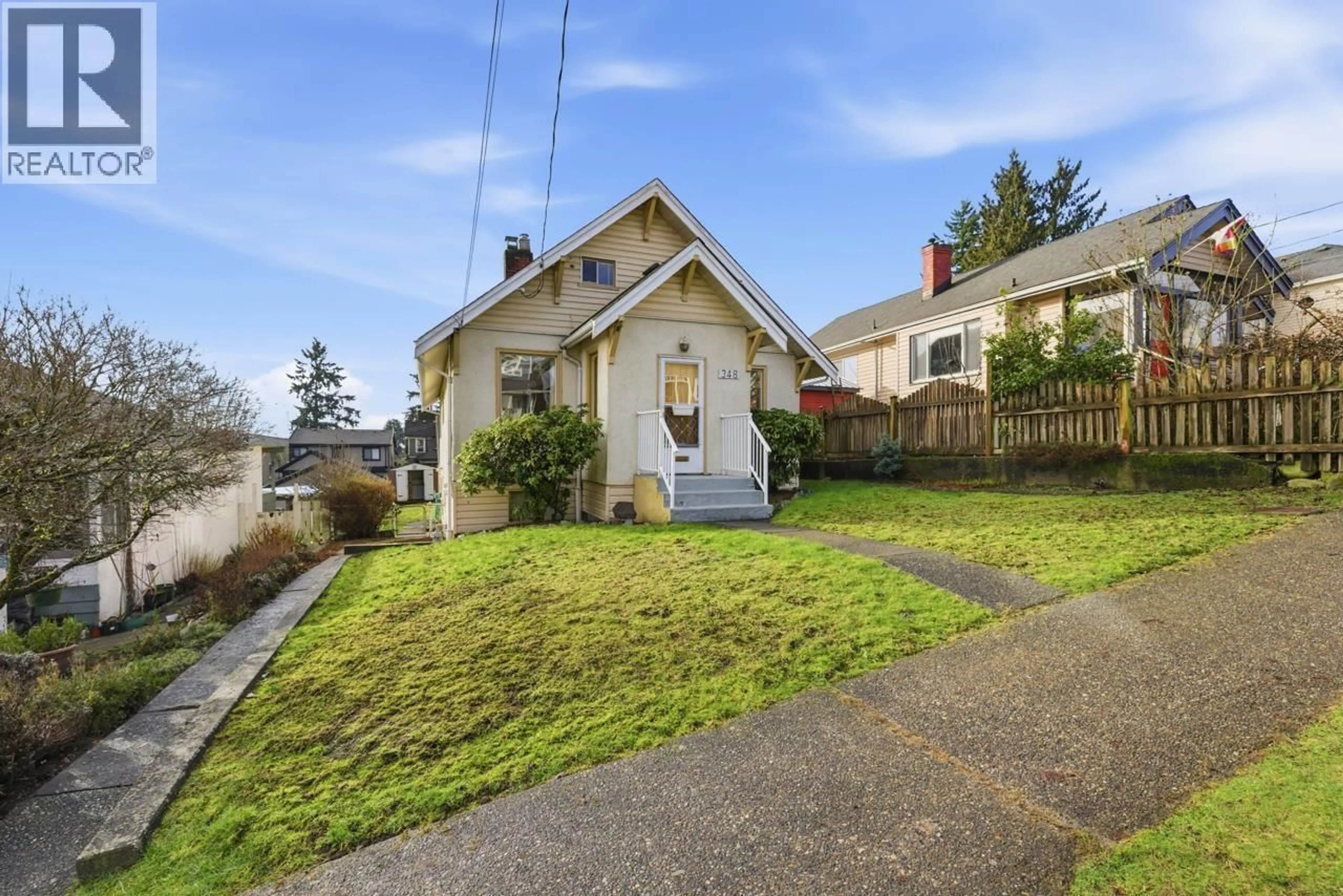 A pic from outside/outdoor area/front of a property/back of a property/a pic from drone, street for 348 SIMPSON STREET, New Westminster British Columbia V3L3J9
