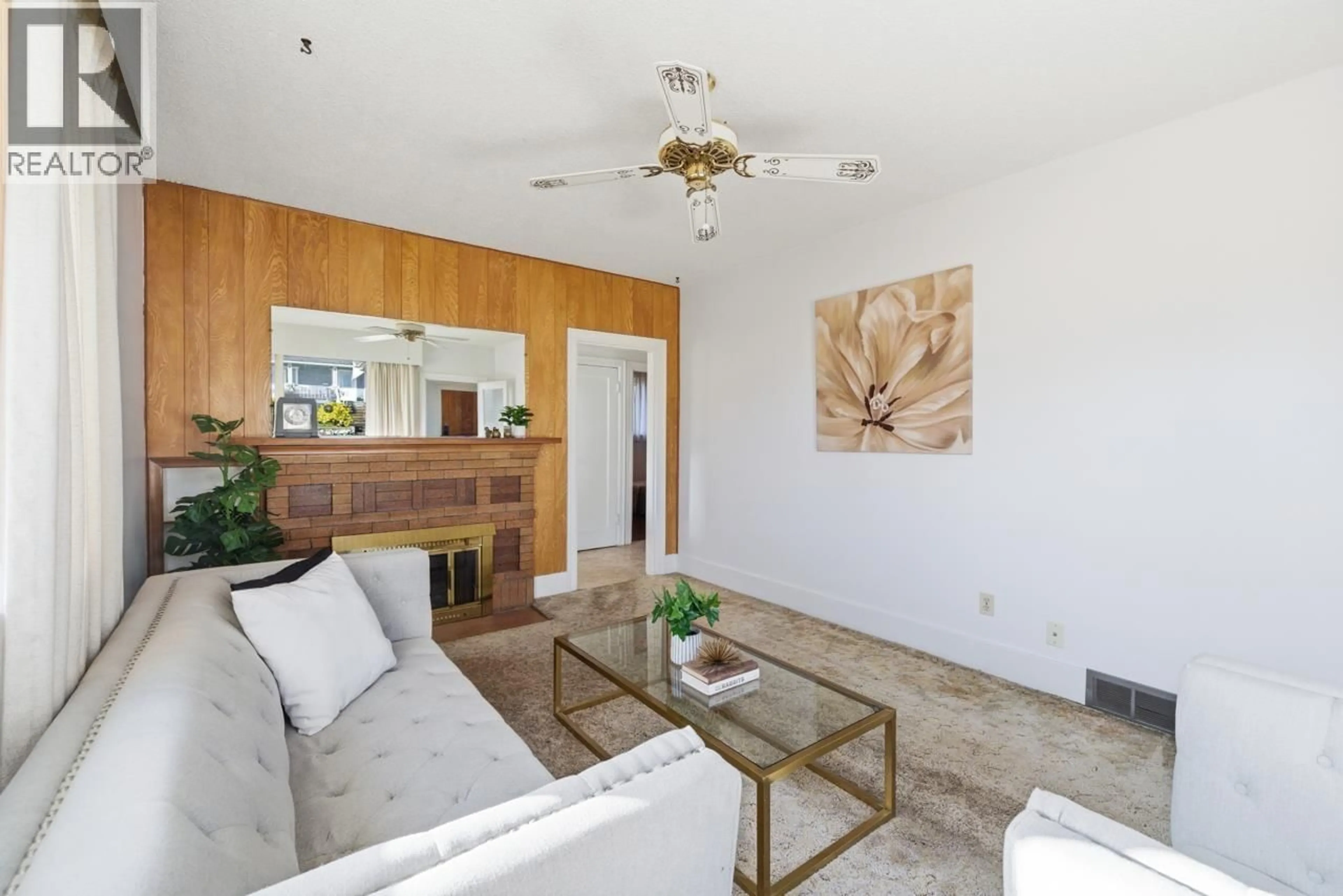 Living room with furniture, wood/laminate floor for 348 SIMPSON STREET, New Westminster British Columbia V3L3J9