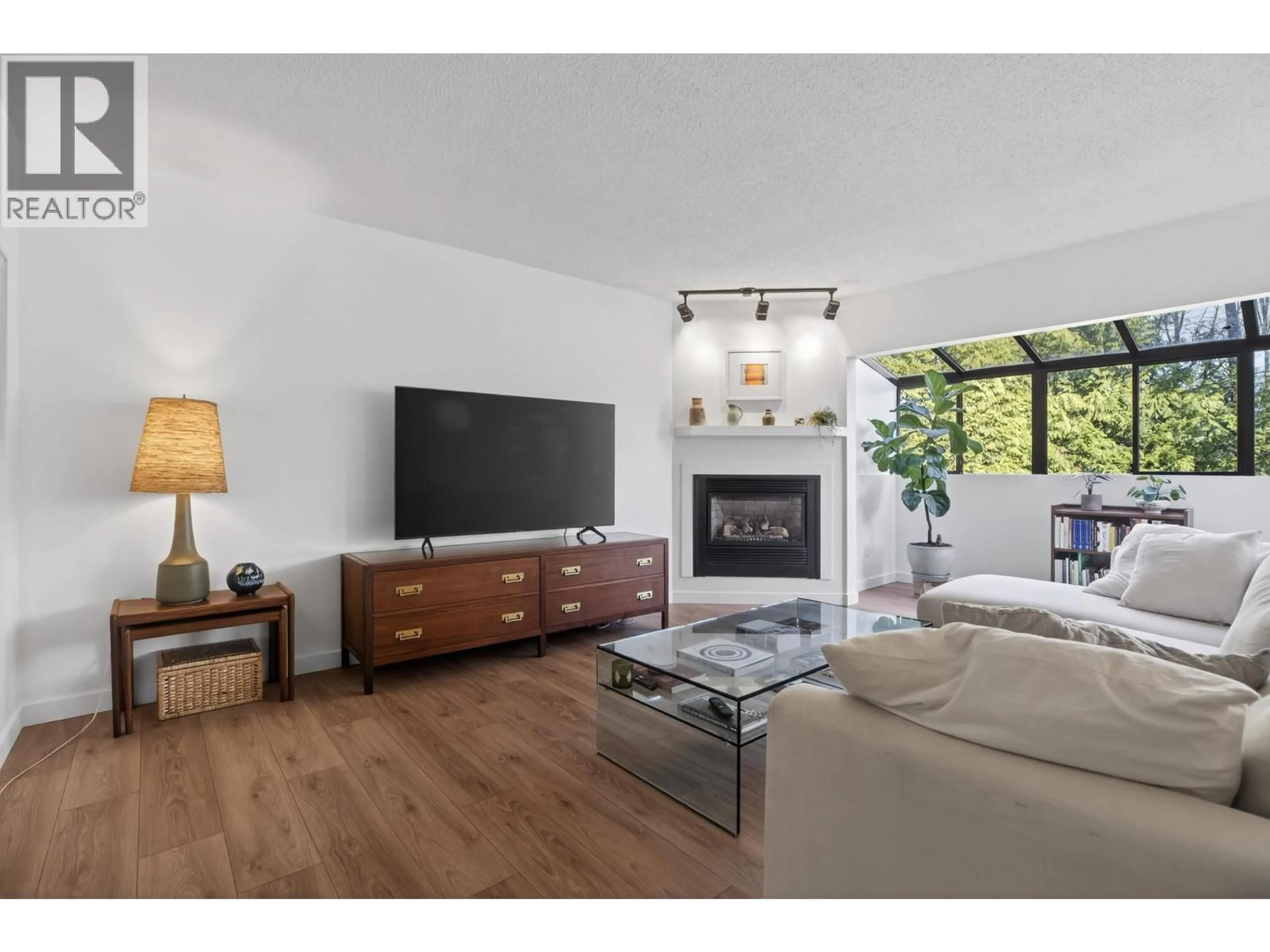 Living room with furniture, wood/laminate floor for 526 CARDIFF WAY, Port Moody British Columbia V3H3T1