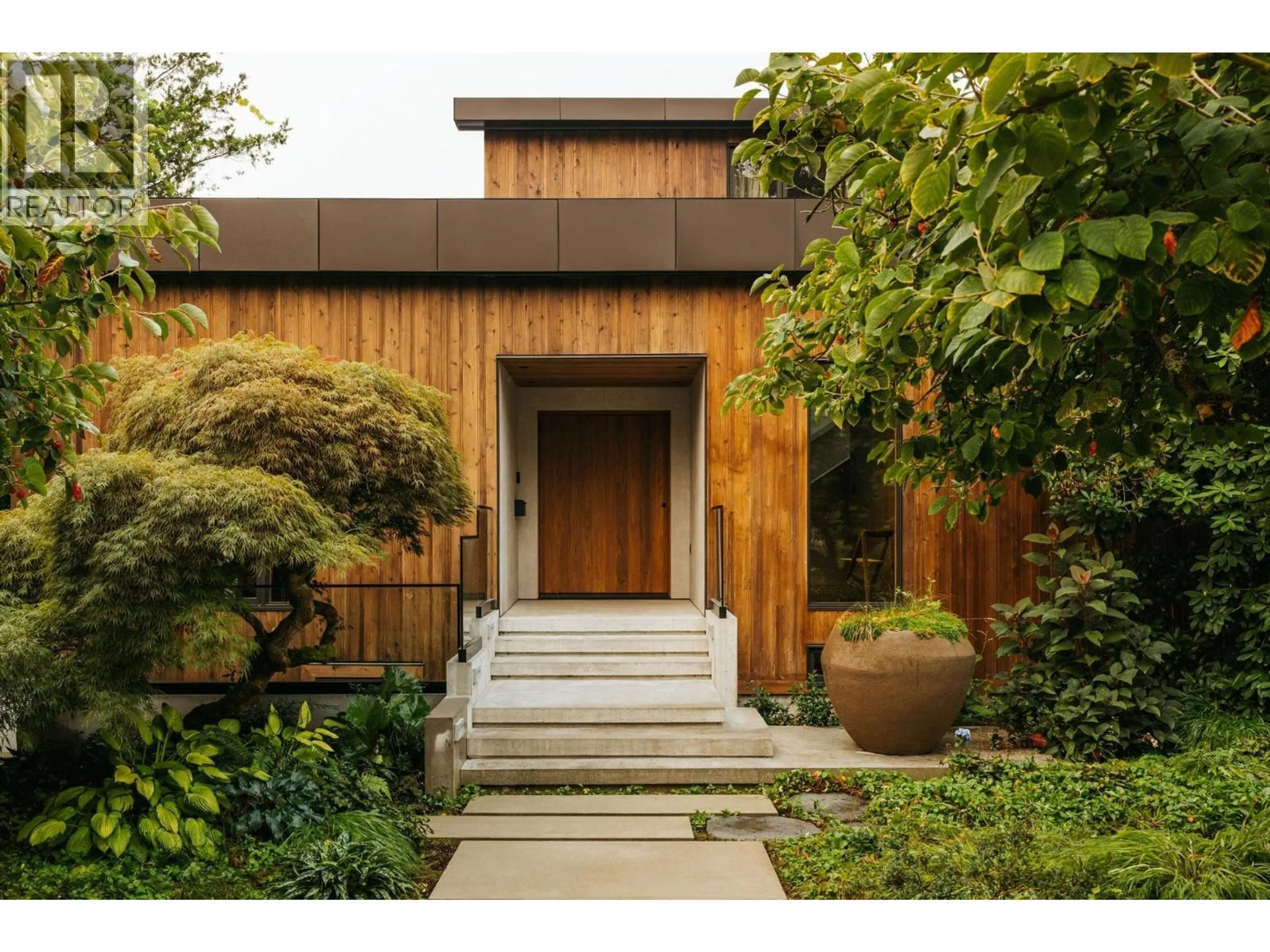 Indoor entryway for 1295 KEITH ROAD, North Vancouver British Columbia V7P1Y9