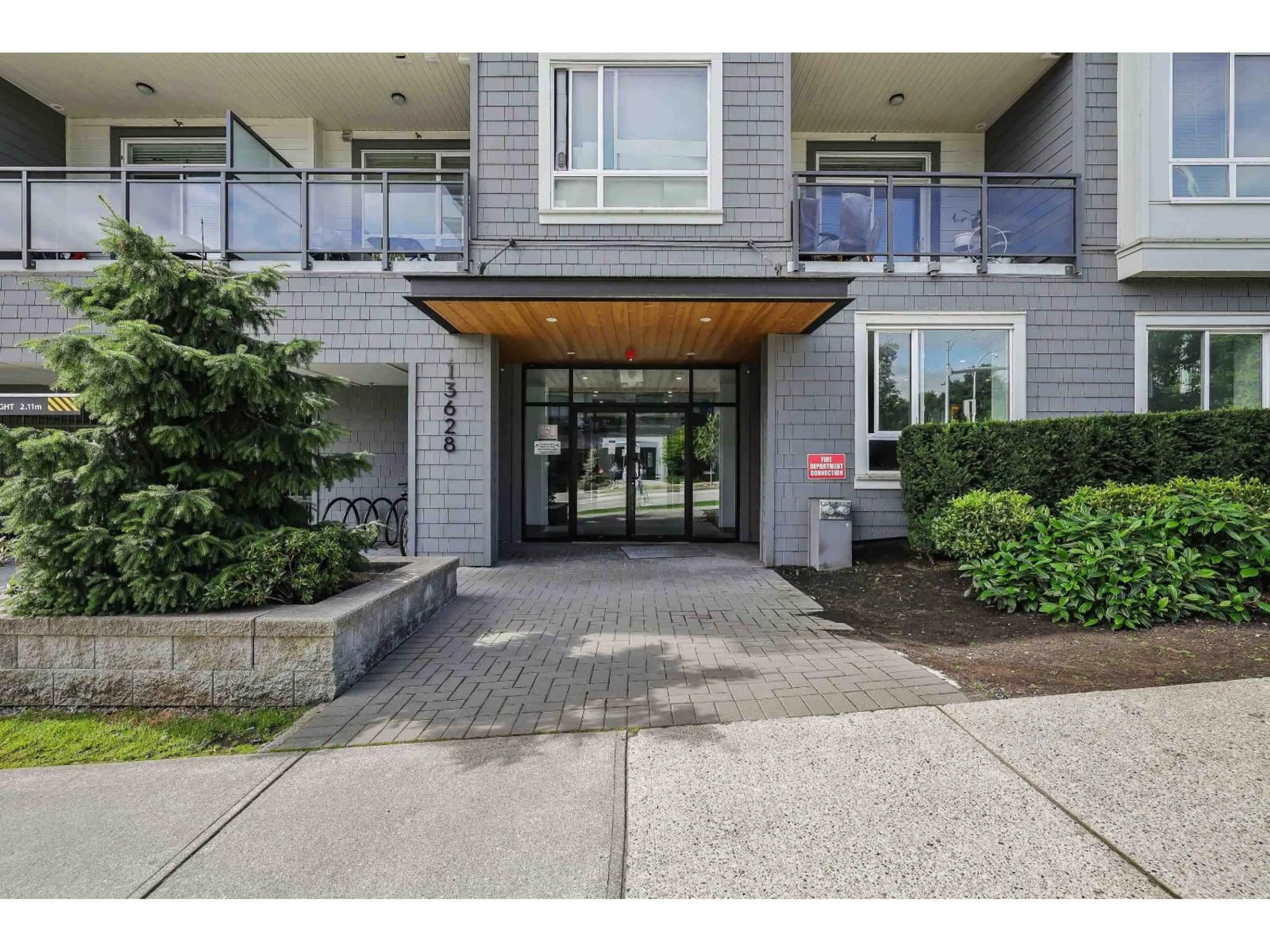 Indoor entryway for 303 - 13628 81A AVENUE, Surrey British Columbia V3W3E2