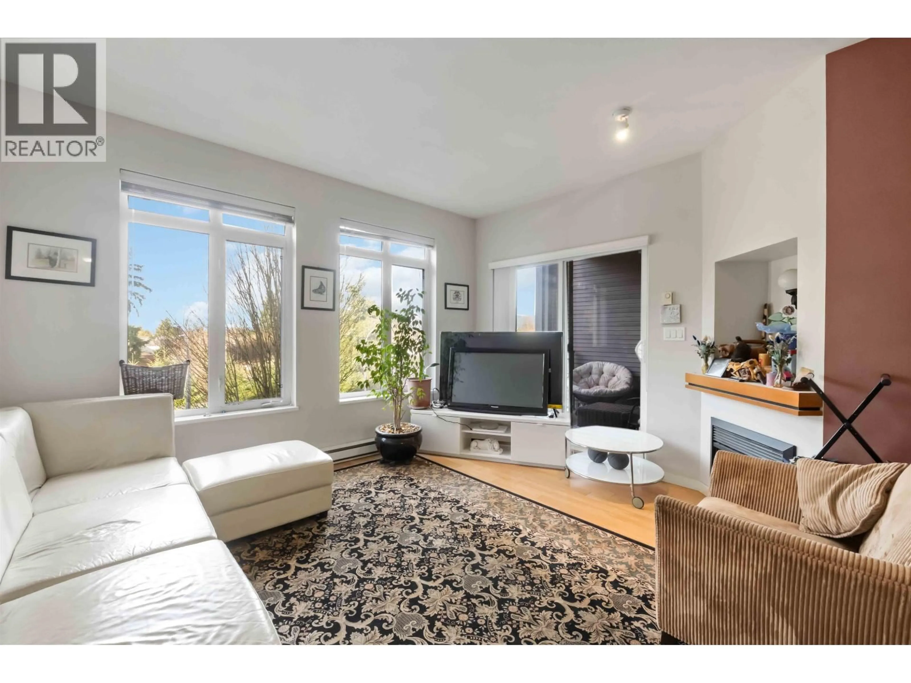 Living room with furniture, wood/laminate floor for 324 - 12350 HARRIS ROAD, Pitt Meadows British Columbia V3Y0C5