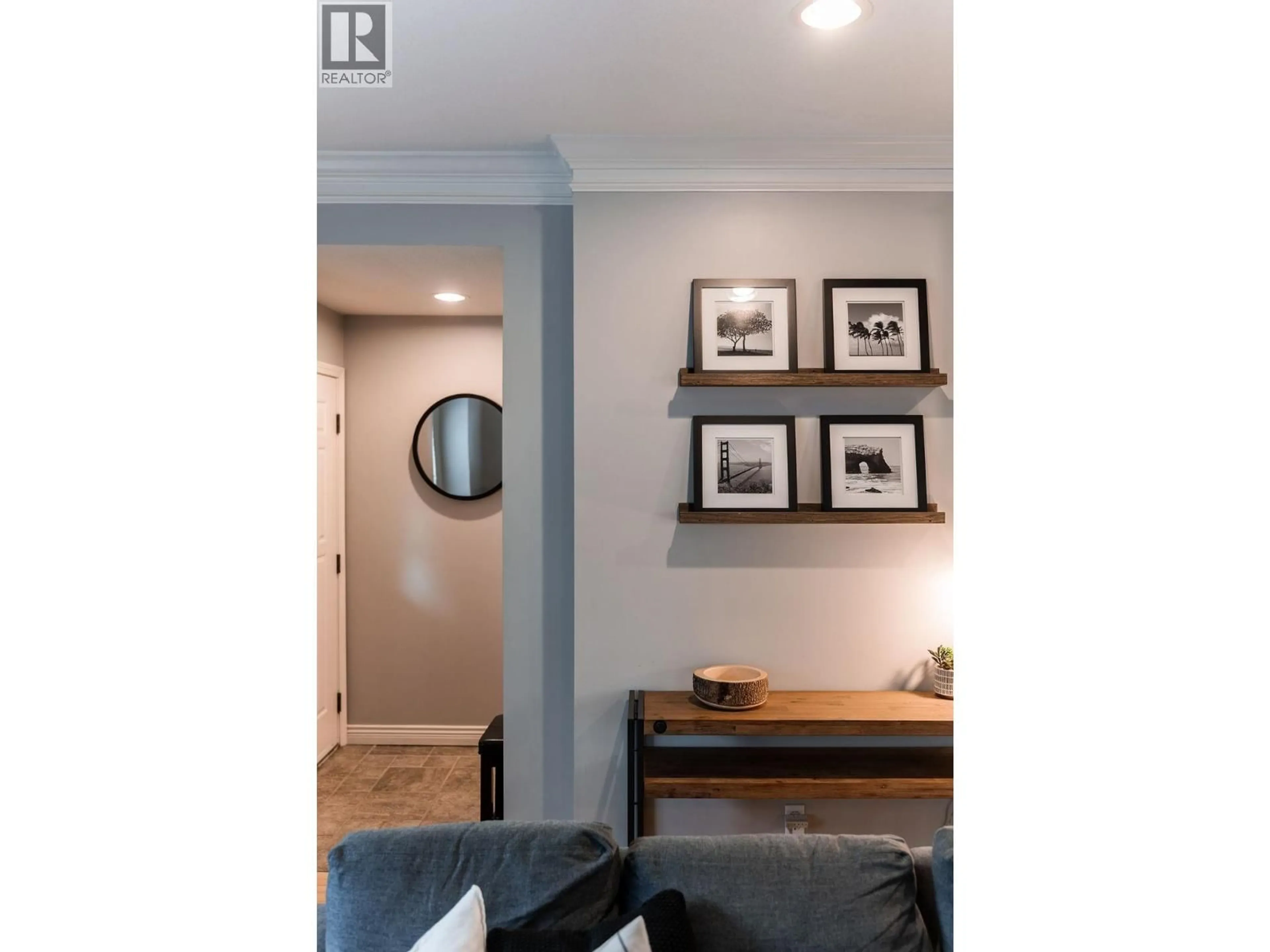 Indoor entryway for 9 - 2688 MOUNTAIN HIGHWAY, North Vancouver British Columbia V7J2N5