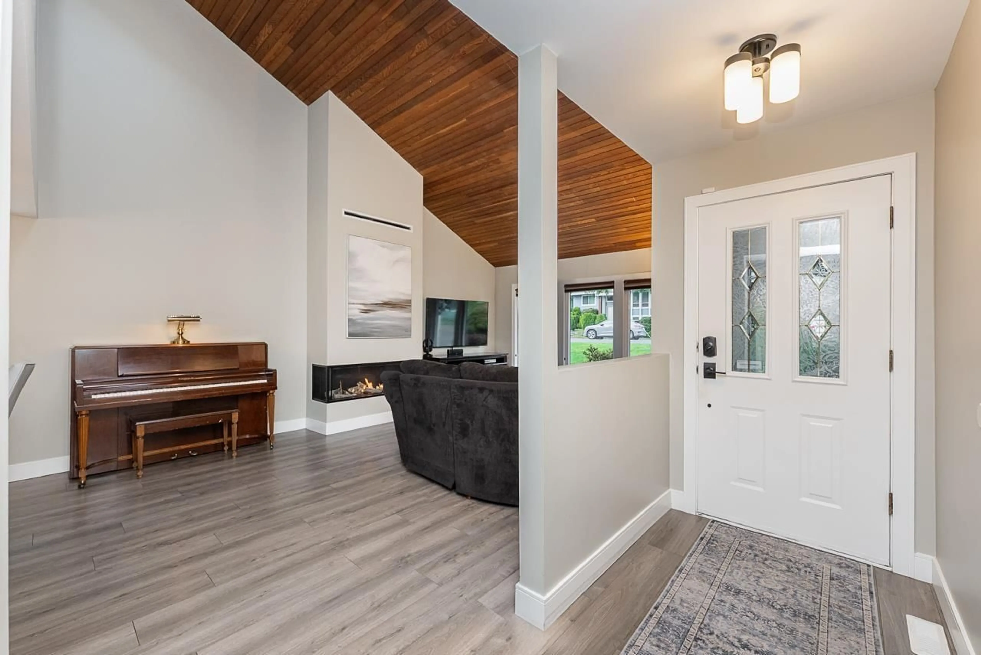 Indoor entryway for 6015 SUNWOOD DRIVE, Delta British Columbia V4E2Y7