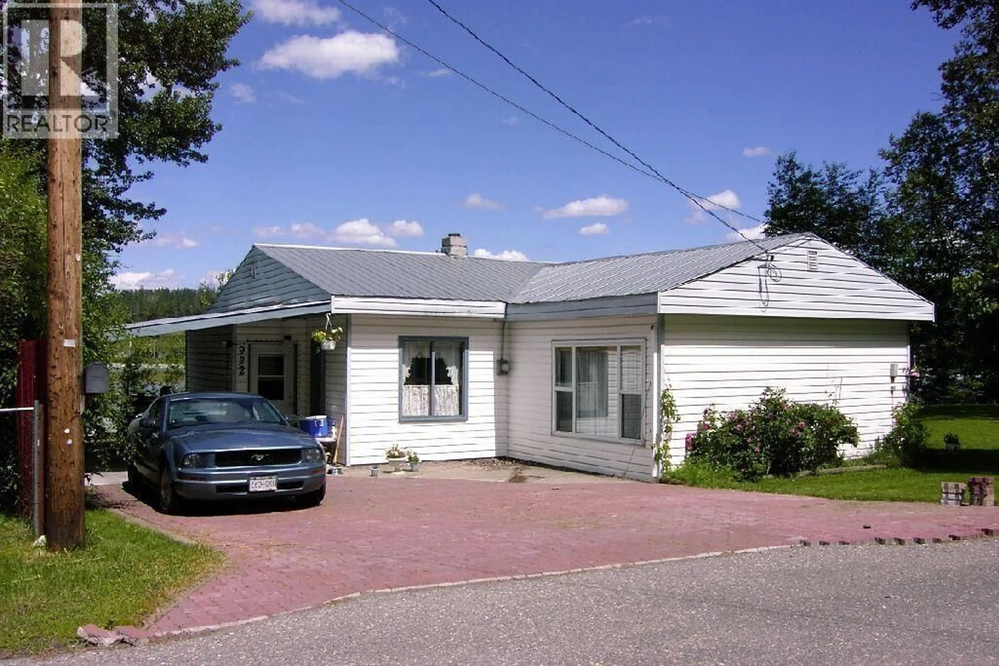 Home with vinyl exterior material, street for 922 RIVER PARK ROAD, Quesnel British Columbia V2J2Y9