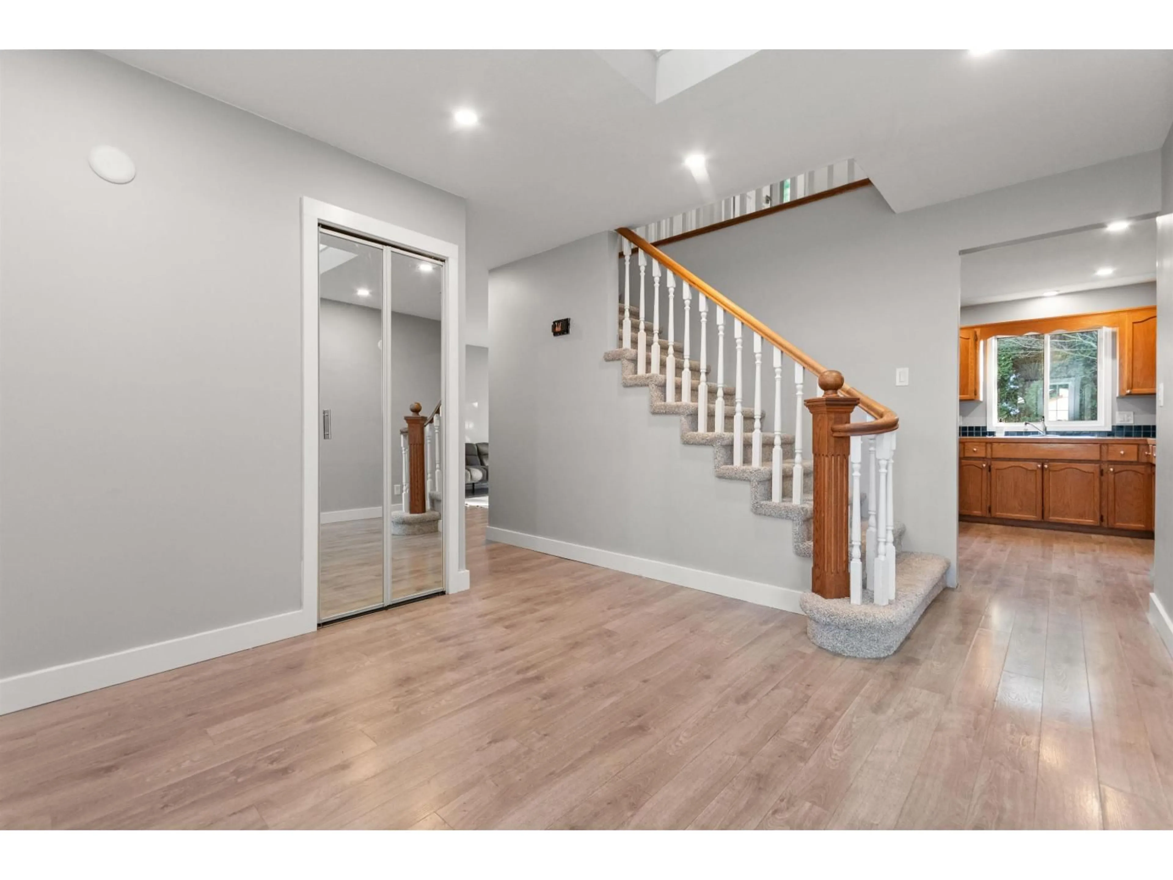 Indoor entryway for 46246 CHRISTINA DRIVE, Chilliwack British Columbia V2R2B6