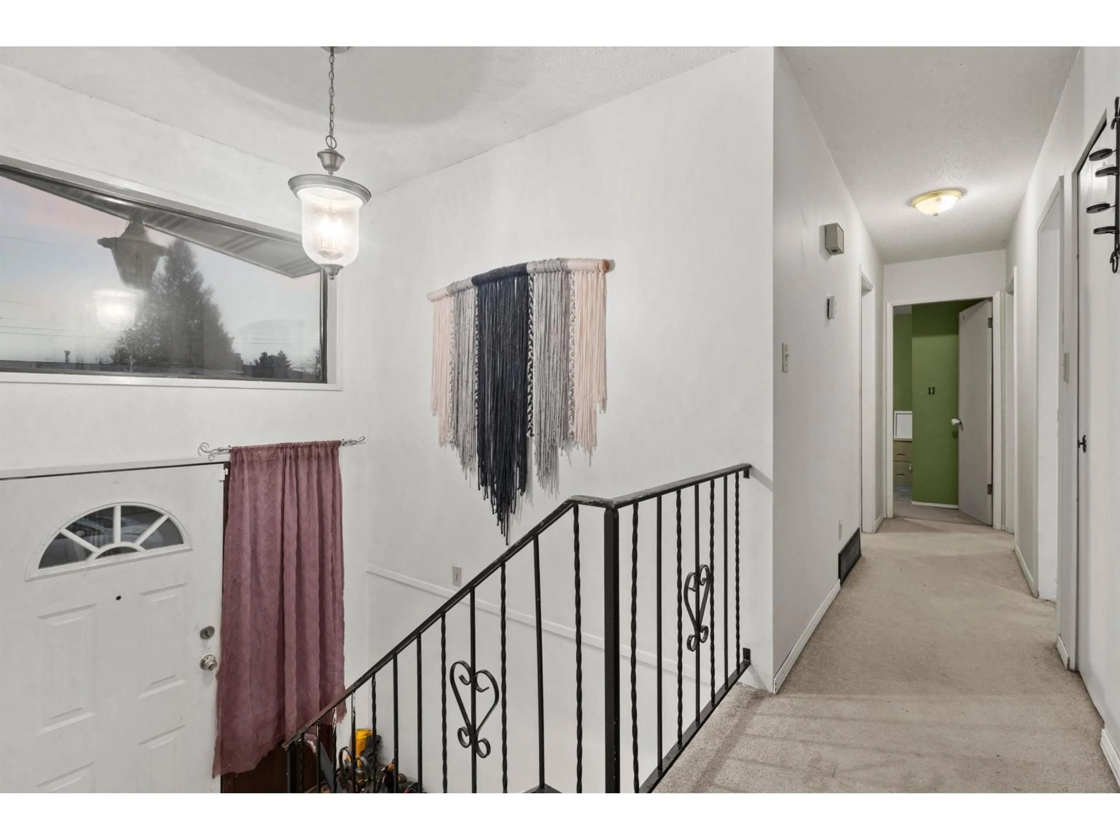 Indoor entryway for 31911 STARLING AVENUE, Mission British Columbia V2V4T8