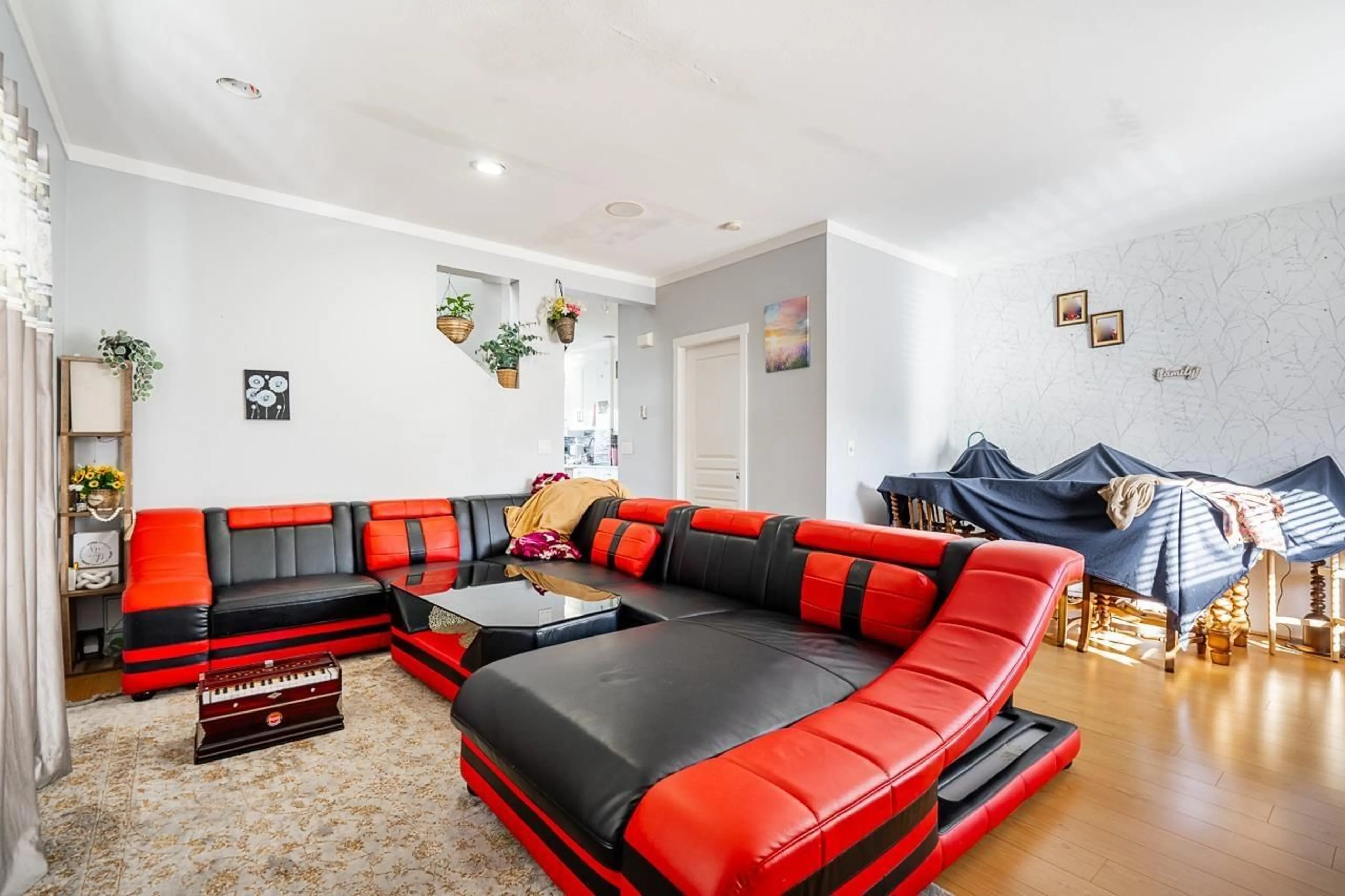 Living room with furniture, unknown for 68 - 12677 63 AVENUE, Surrey British Columbia V3X3T3