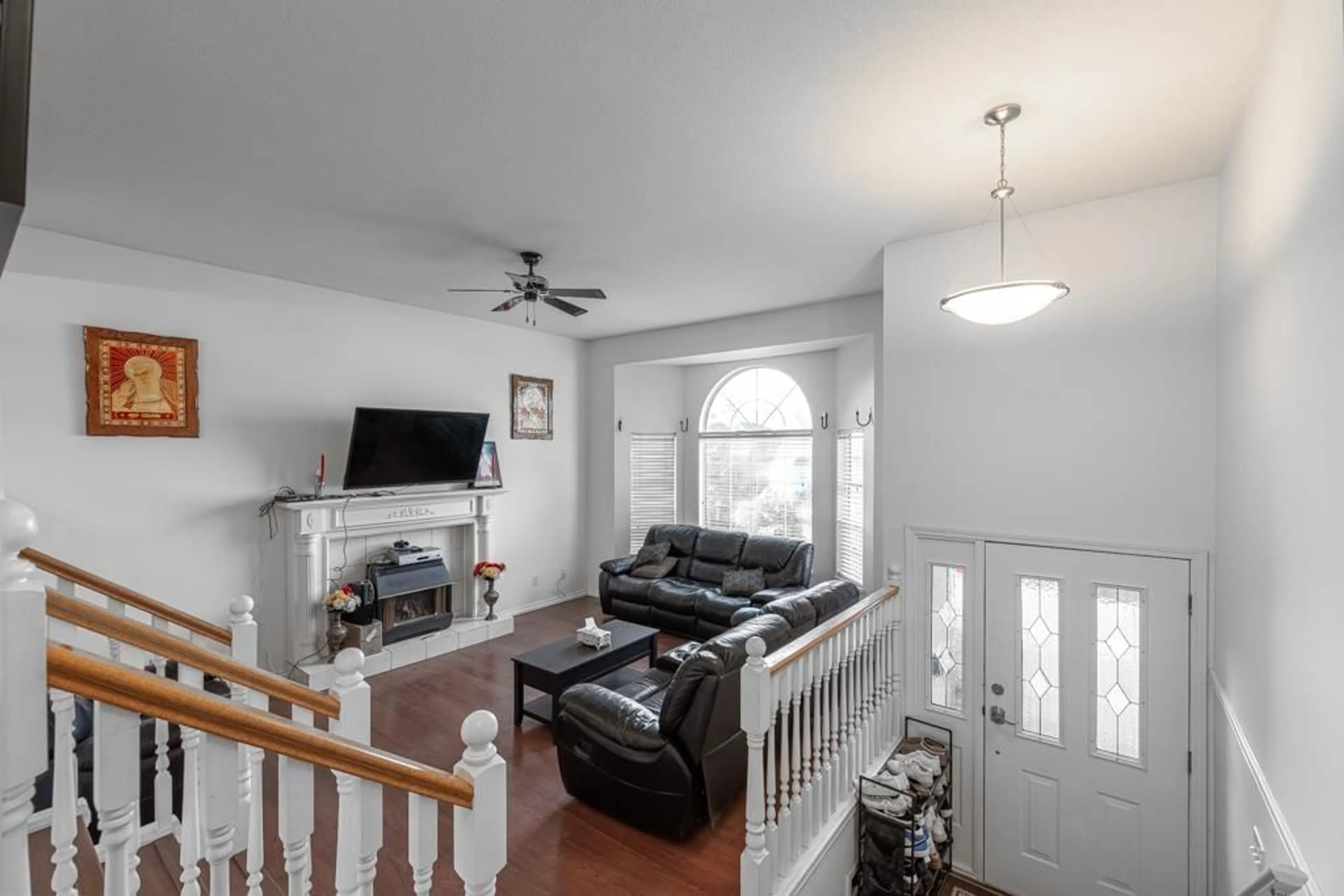 Living room with furniture, unknown for 2840 PACIFIC PLACE, Abbotsford British Columbia V2T4X8