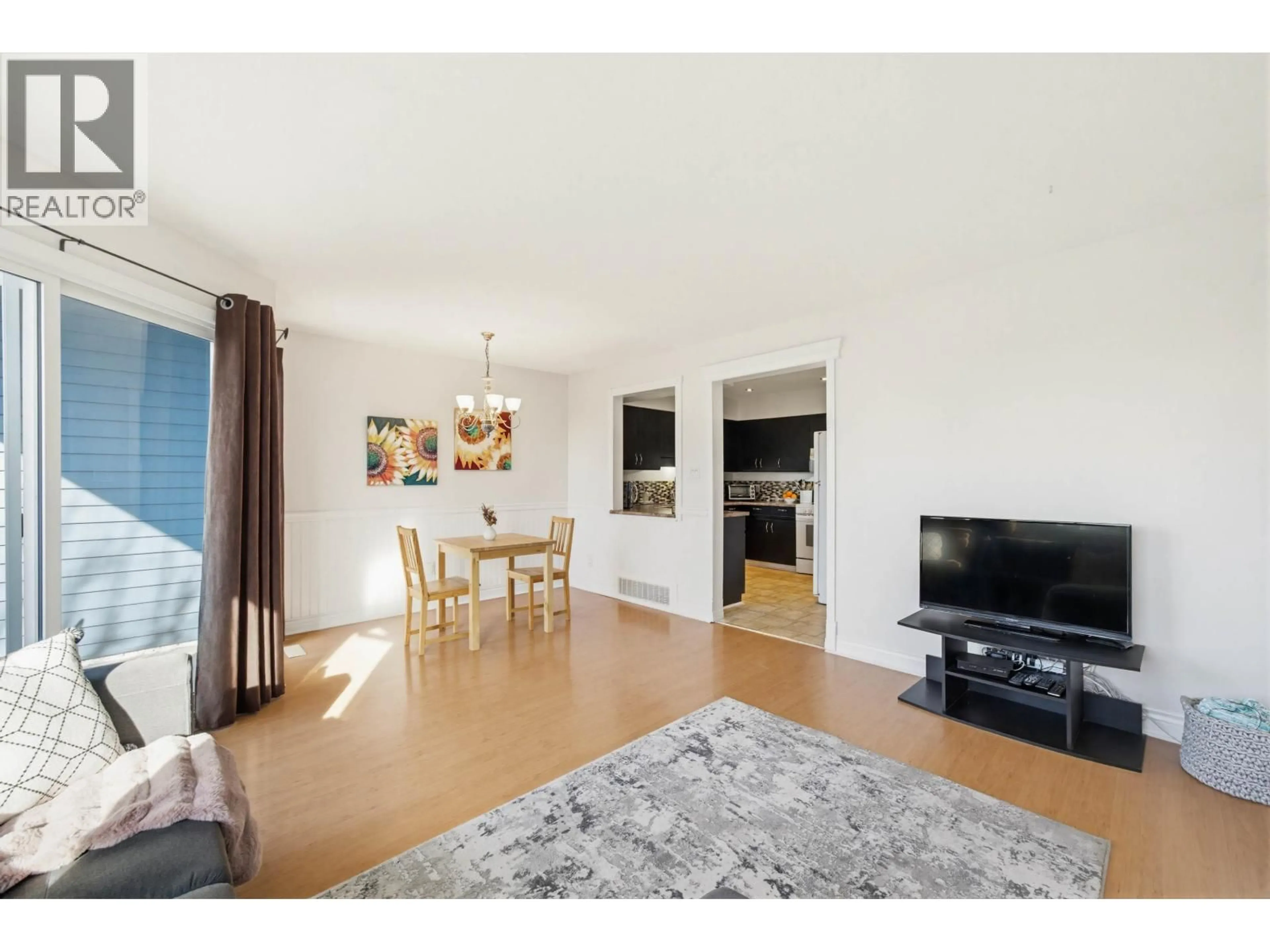 Living room with furniture, wood/laminate floor for 9 - 12120 189A STREET, Pitt Meadows British Columbia V3Y1V4