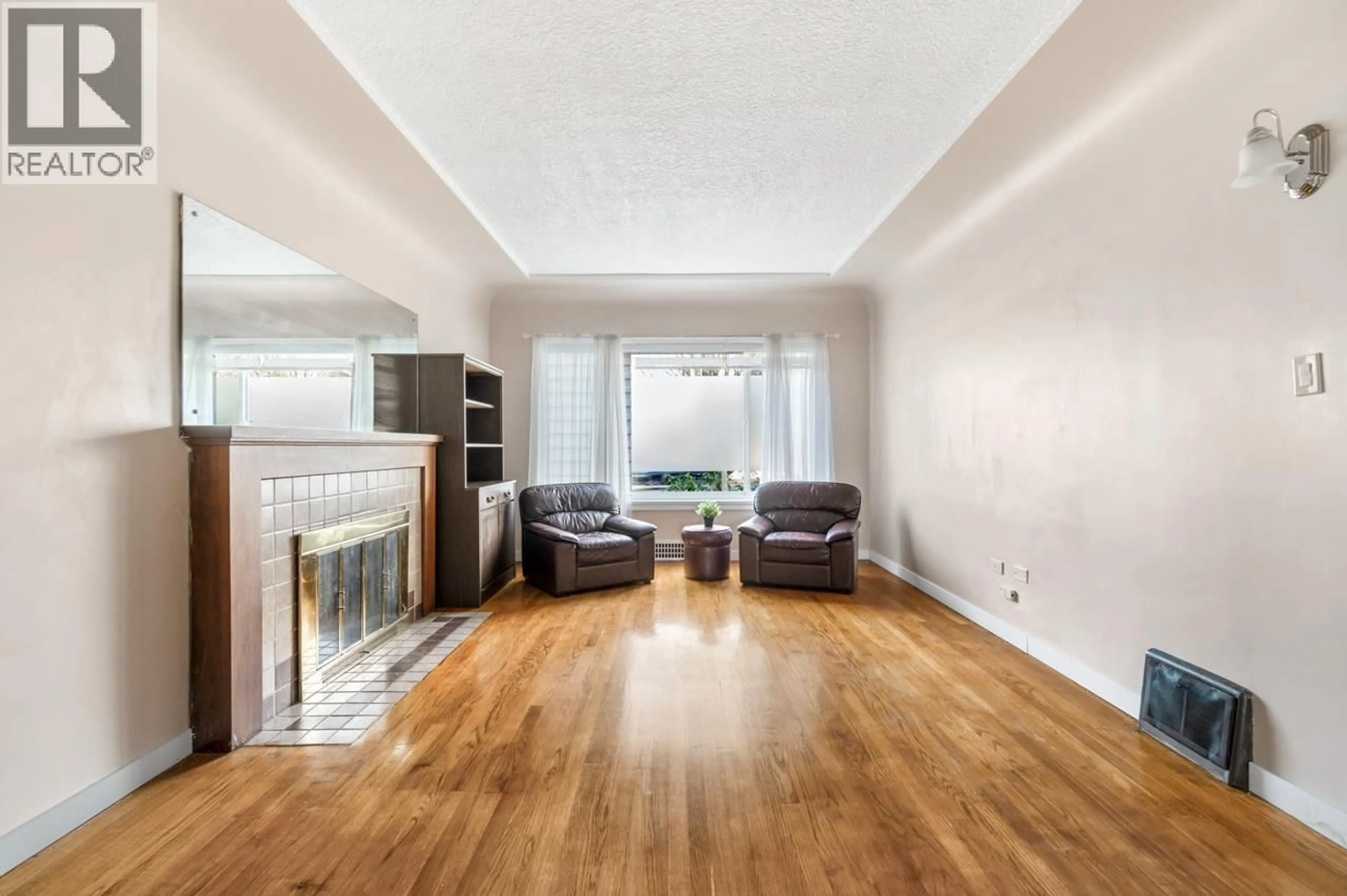 Living room with furniture, wood/laminate floor for 1032 49TH AVENUE, Vancouver British Columbia V5W2H8