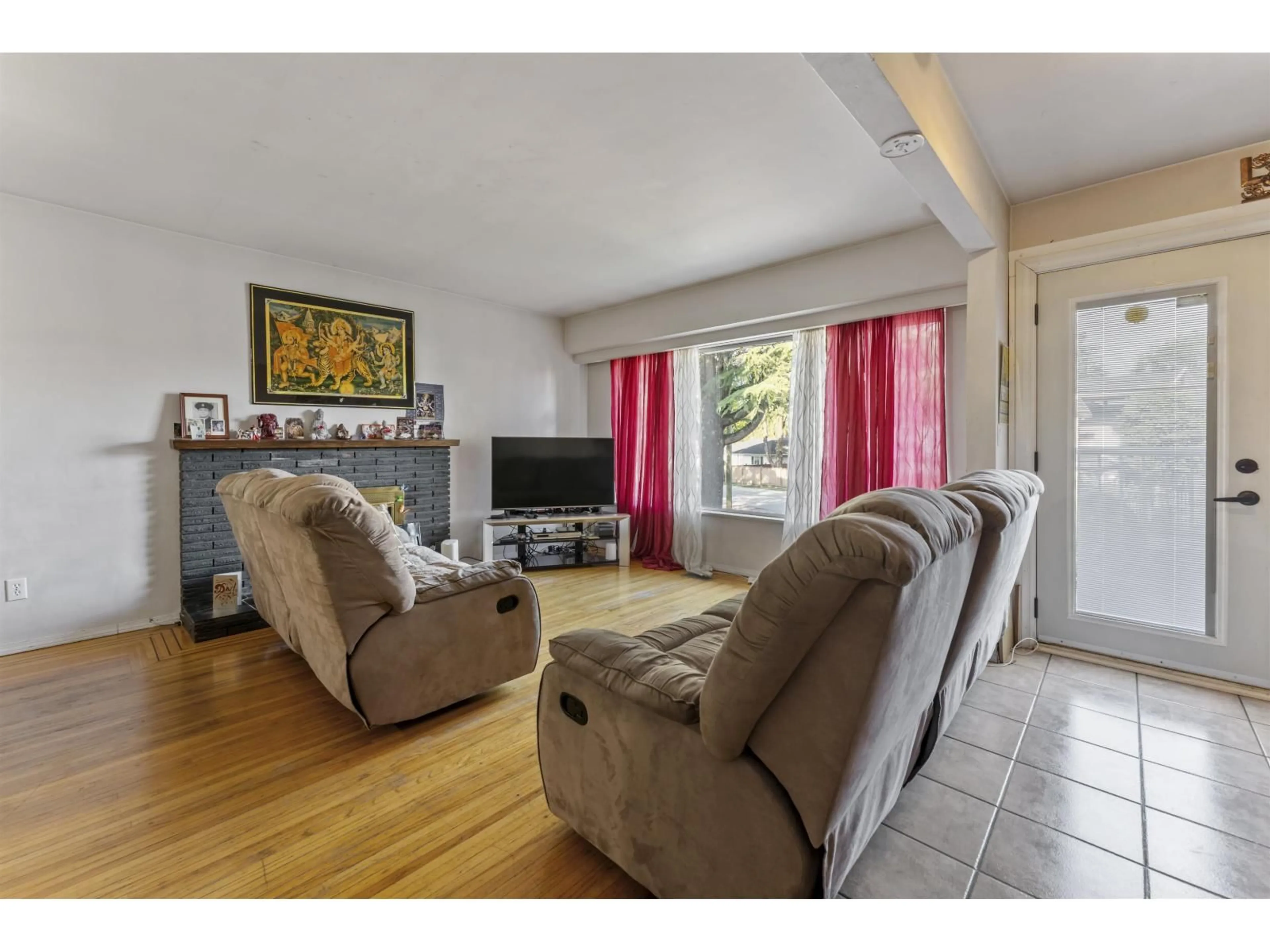 Living room with furniture, unknown for 9761 124A STREET, Surrey British Columbia V3V4W2