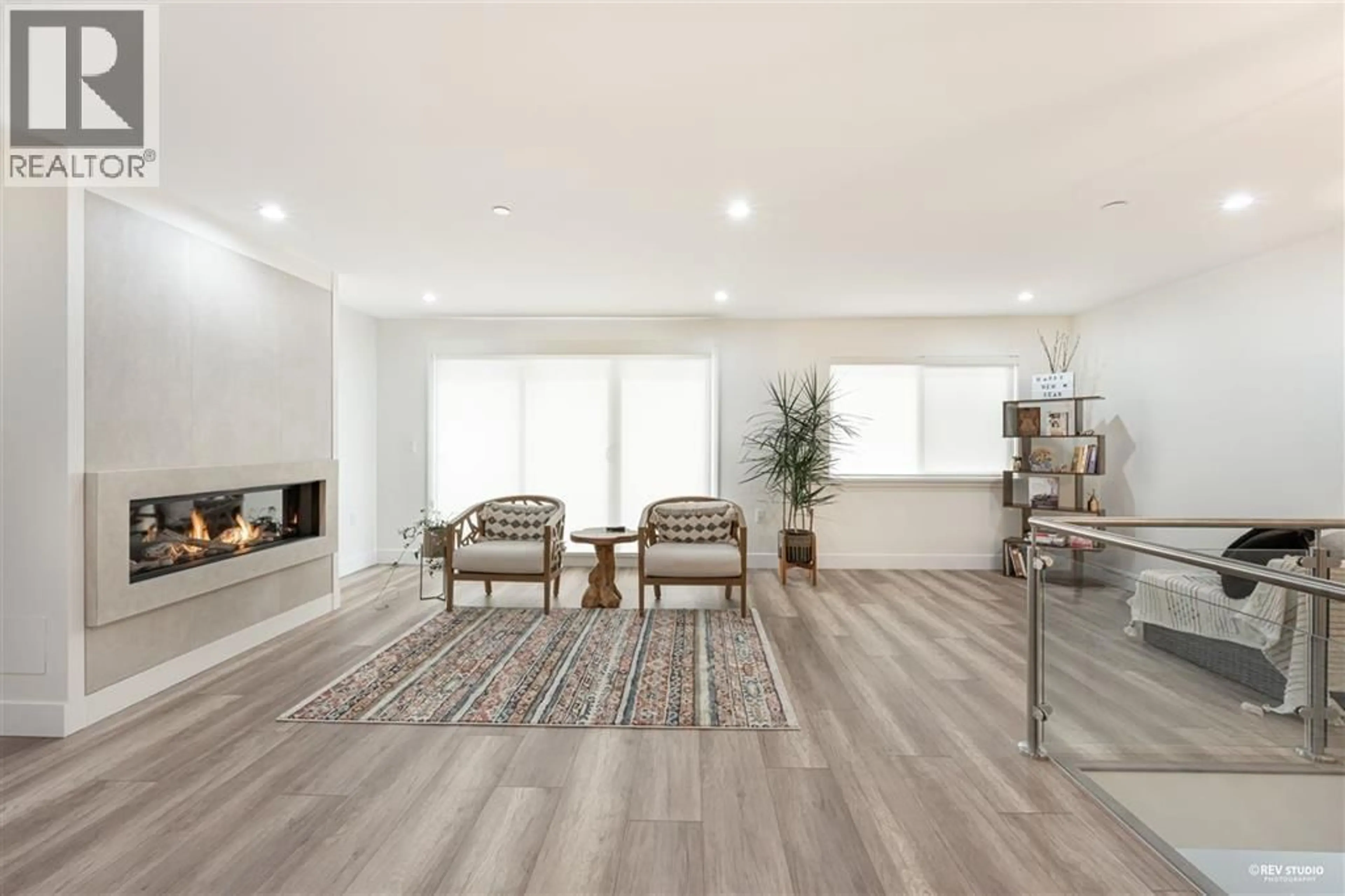 Living room with furniture, wood/laminate floor for 510 25TH W STREET, North Vancouver British Columbia V7N2G3