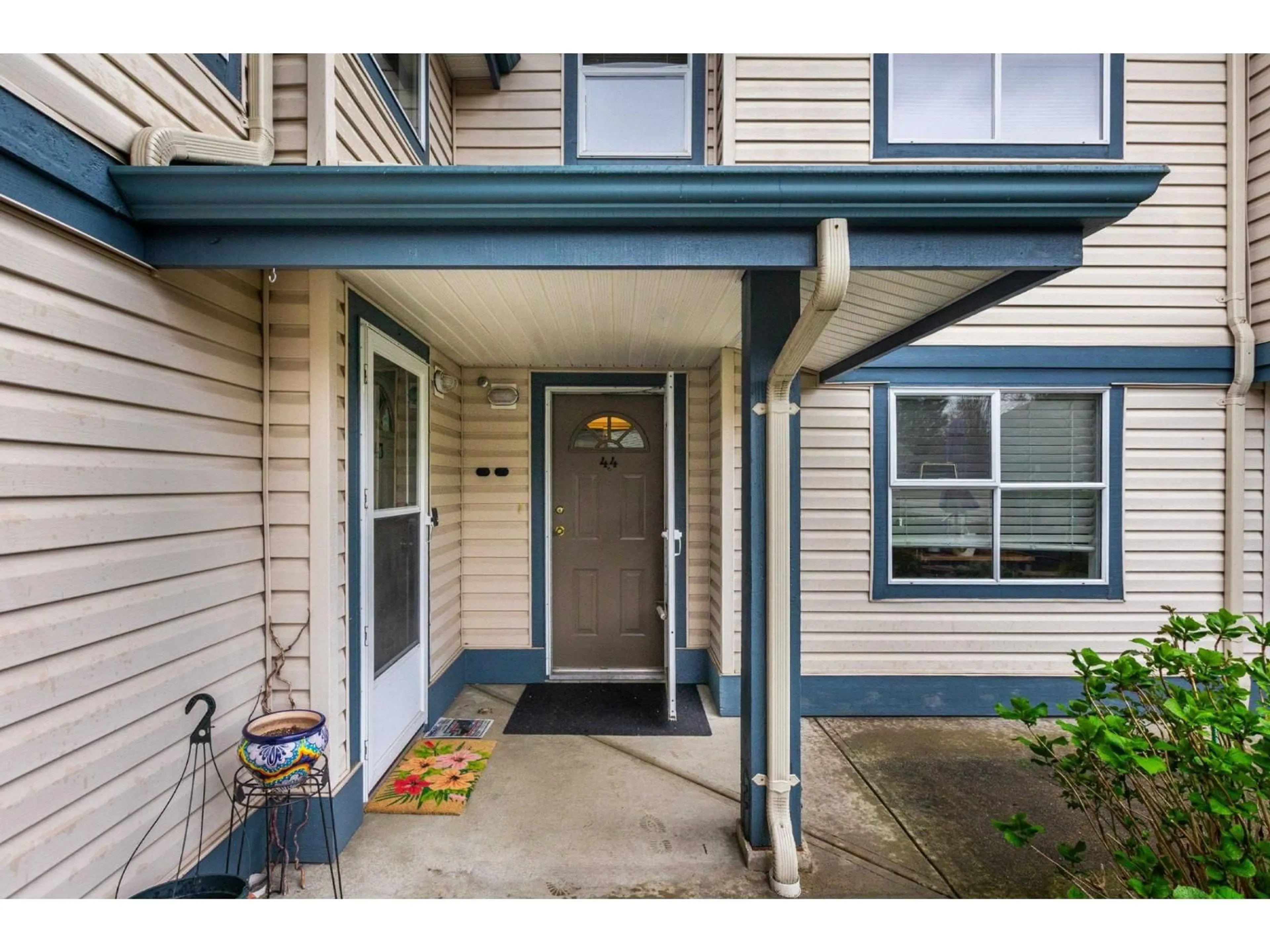 Indoor entryway for 44 - 5670 208 STREET, Langley British Columbia V3A8G4