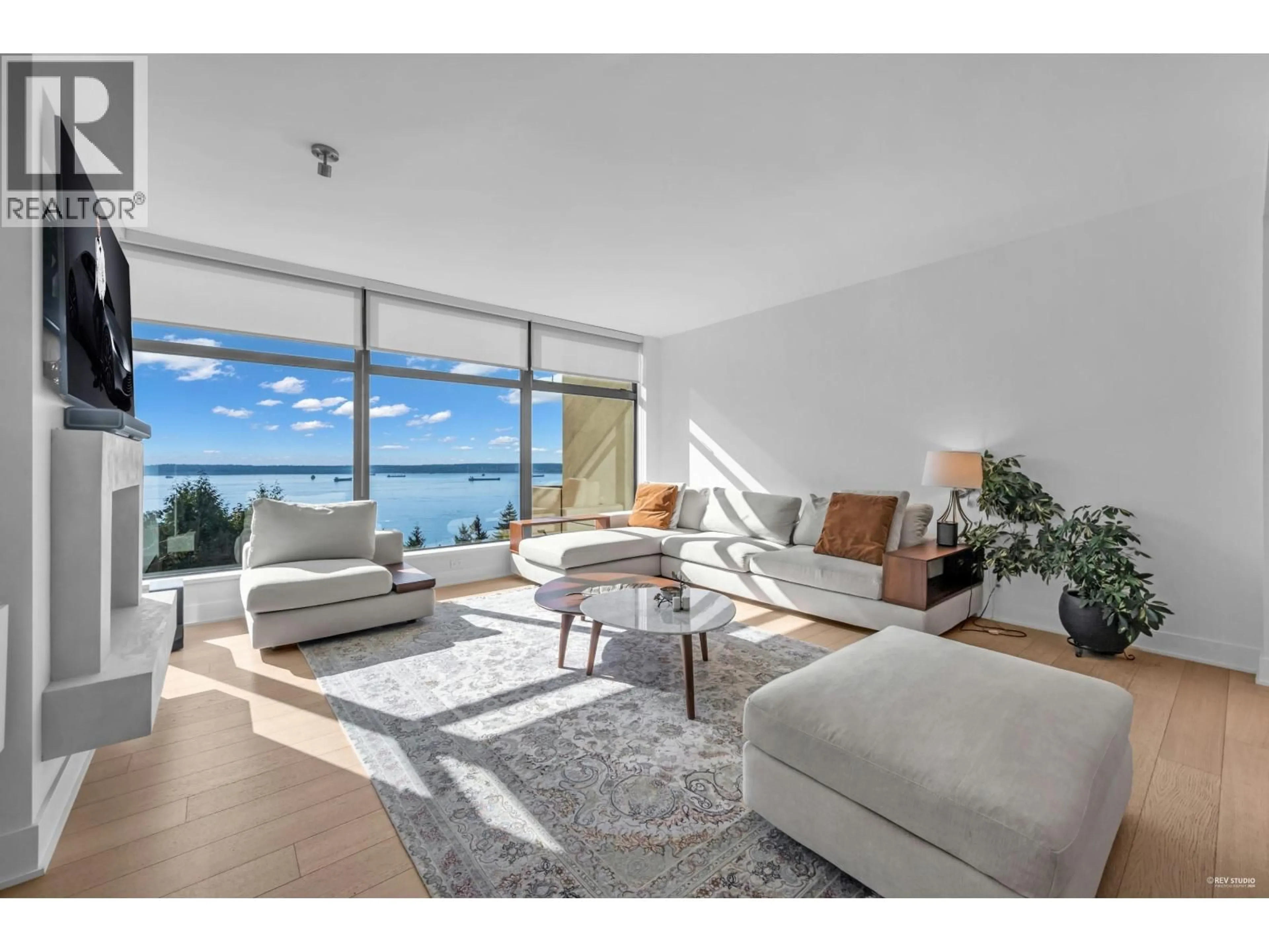 Living room with furniture, unknown for 401 - 3315 CYPRESS PLACE, West Vancouver British Columbia V7S3J7