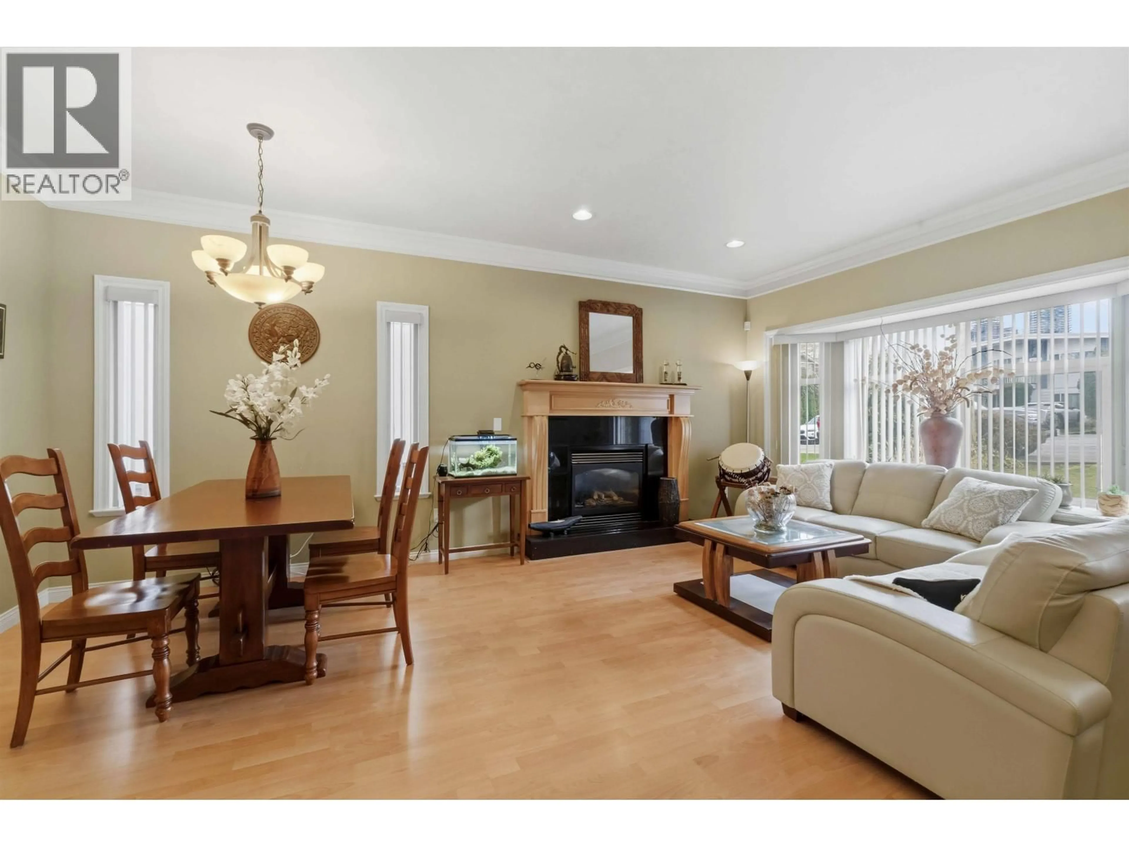 Living room with furniture, wood/laminate floor for 4553 ELLERTON COURT, Burnaby British Columbia V5H1E1
