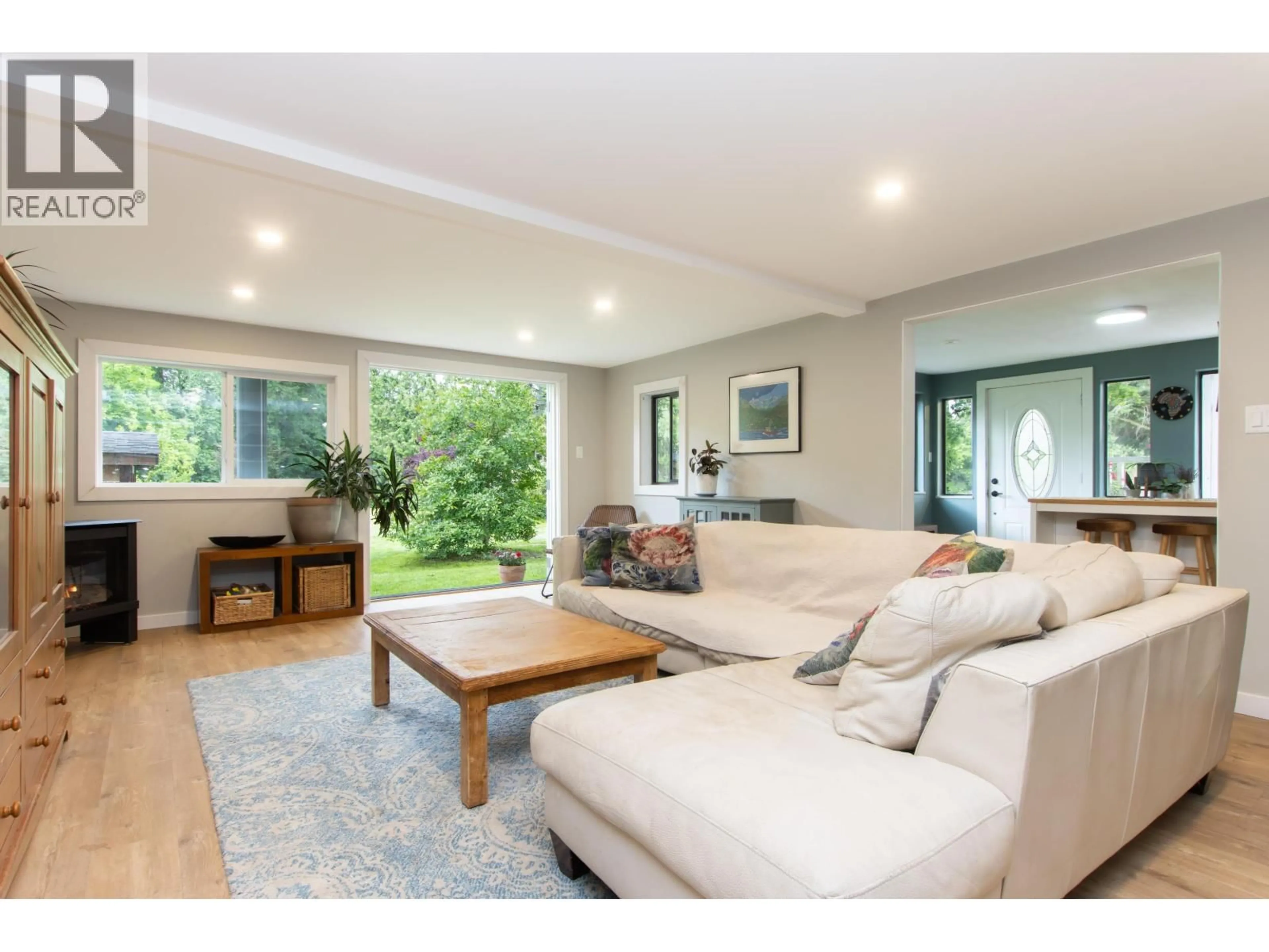 Living room with furniture, unknown for 1155 JUDD ROAD, Squamish British Columbia V0N1H0