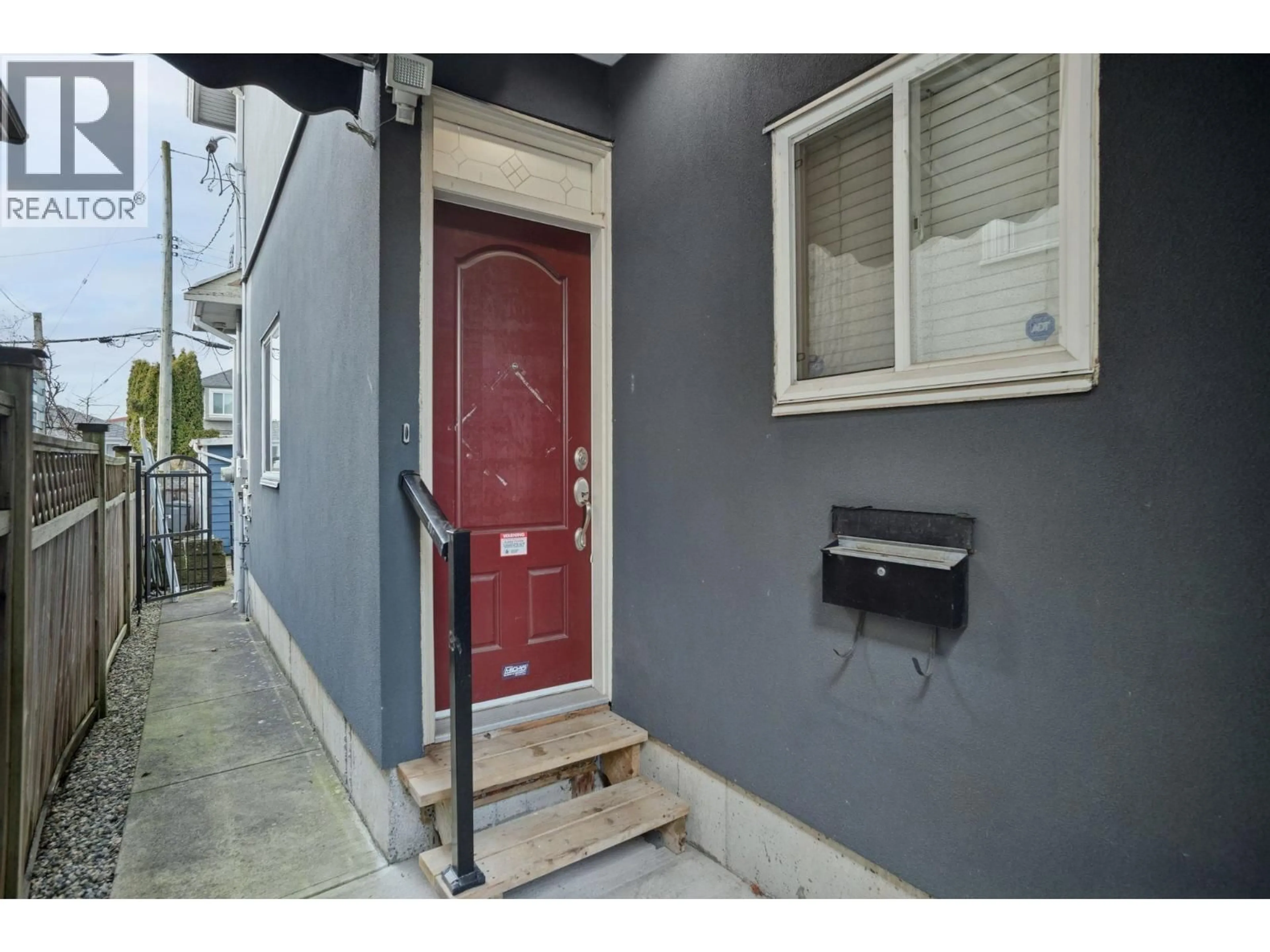 Indoor entryway for 6453 BEATRICE STREET, Vancouver British Columbia V5P3R5