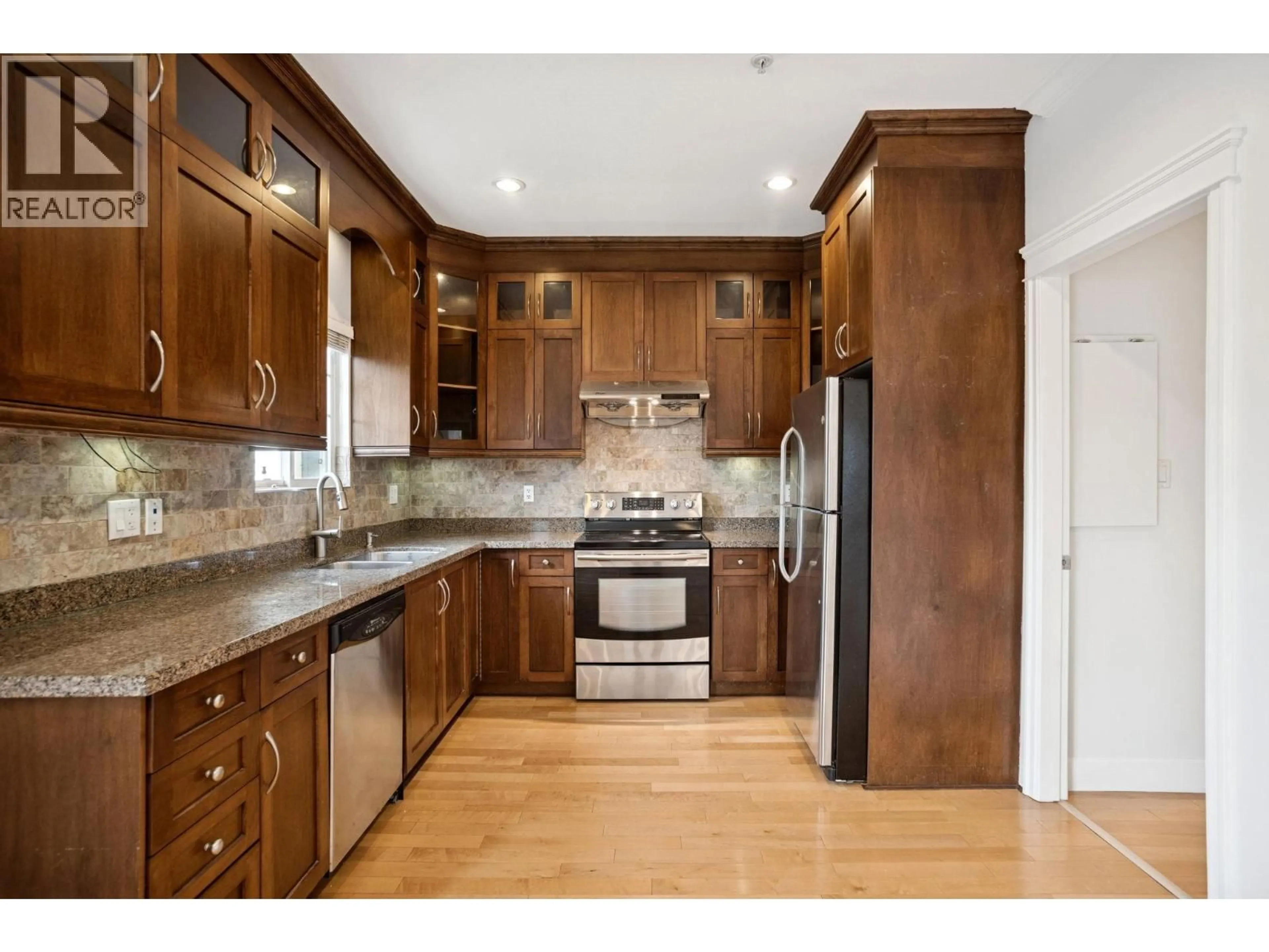 Standard kitchen, unknown for 6453 BEATRICE STREET, Vancouver British Columbia V5P3R5