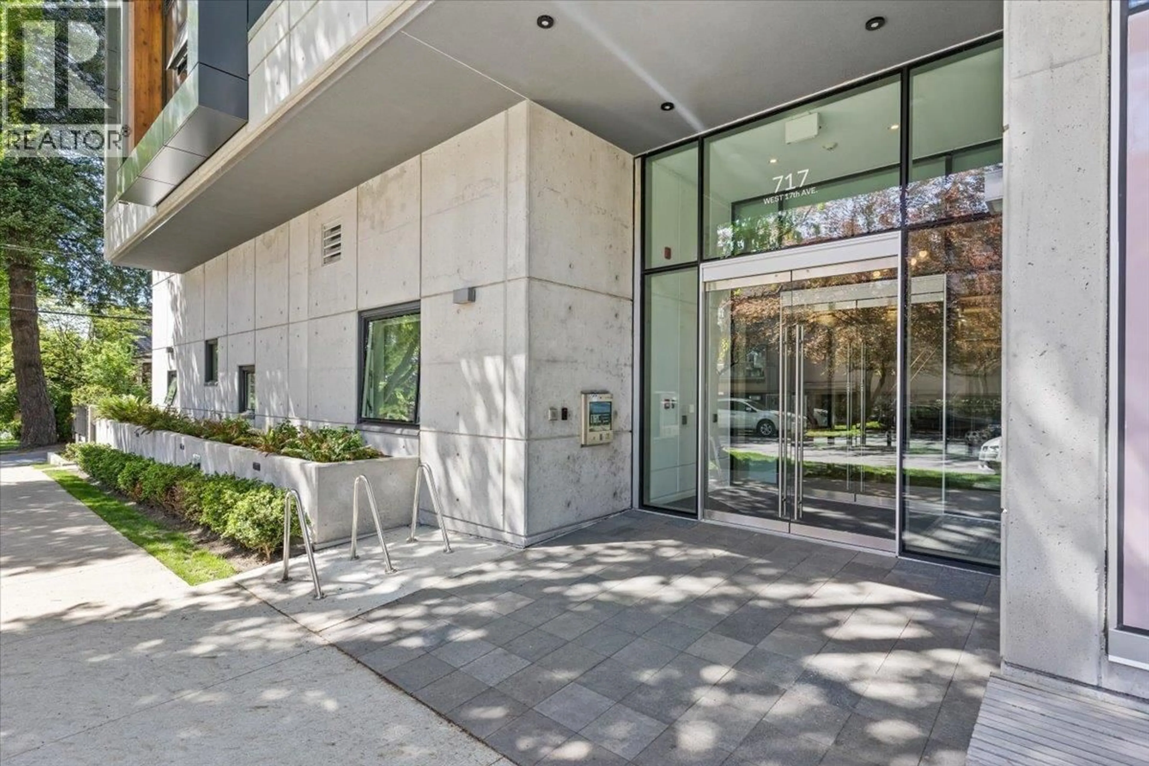 Indoor foyer for 304 - 717 17TH AVENUE, Vancouver British Columbia V5Z1V1