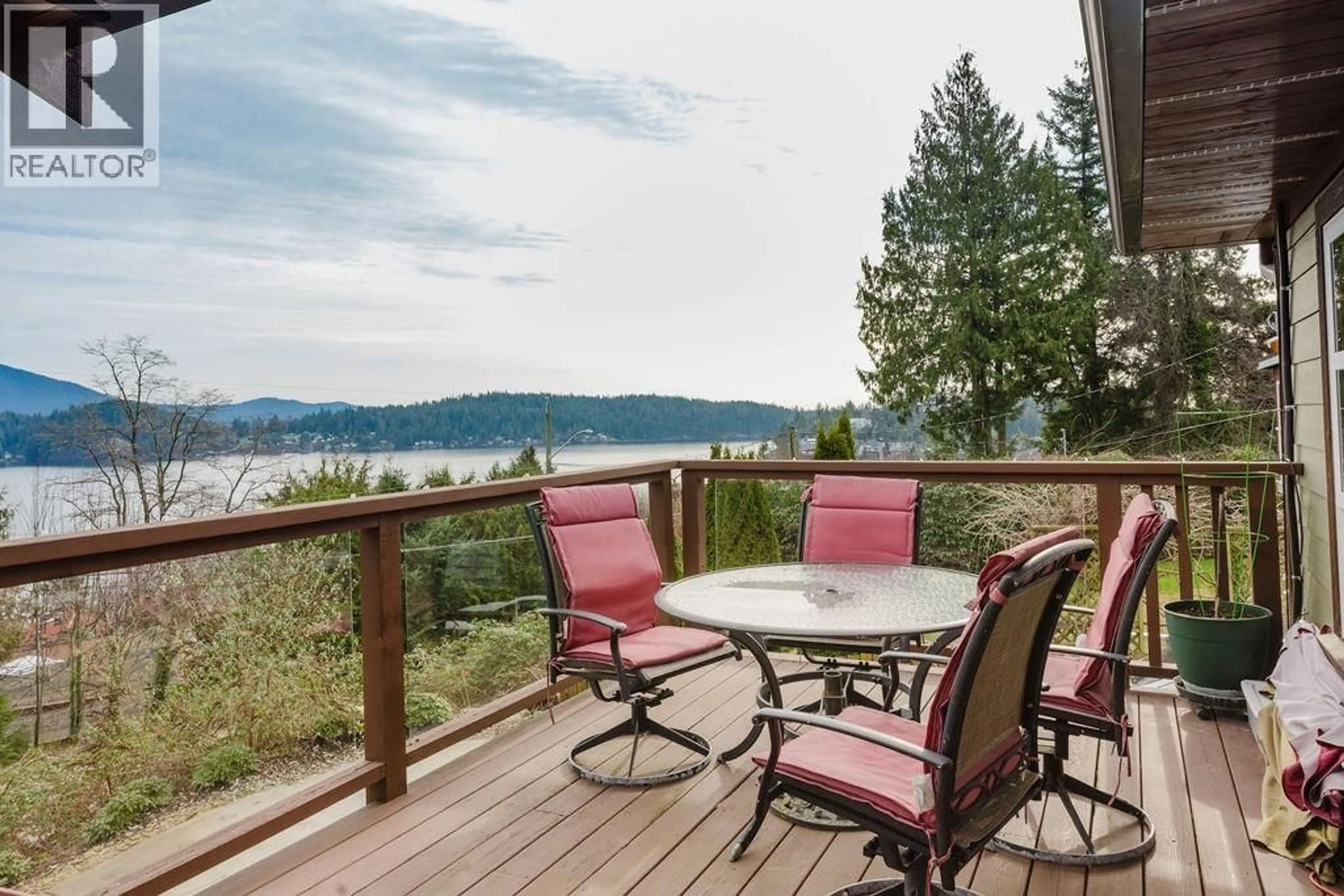 Patio, water/lake/river/ocean view for 591 GIBSONS WAY, Gibsons British Columbia V0N1V9