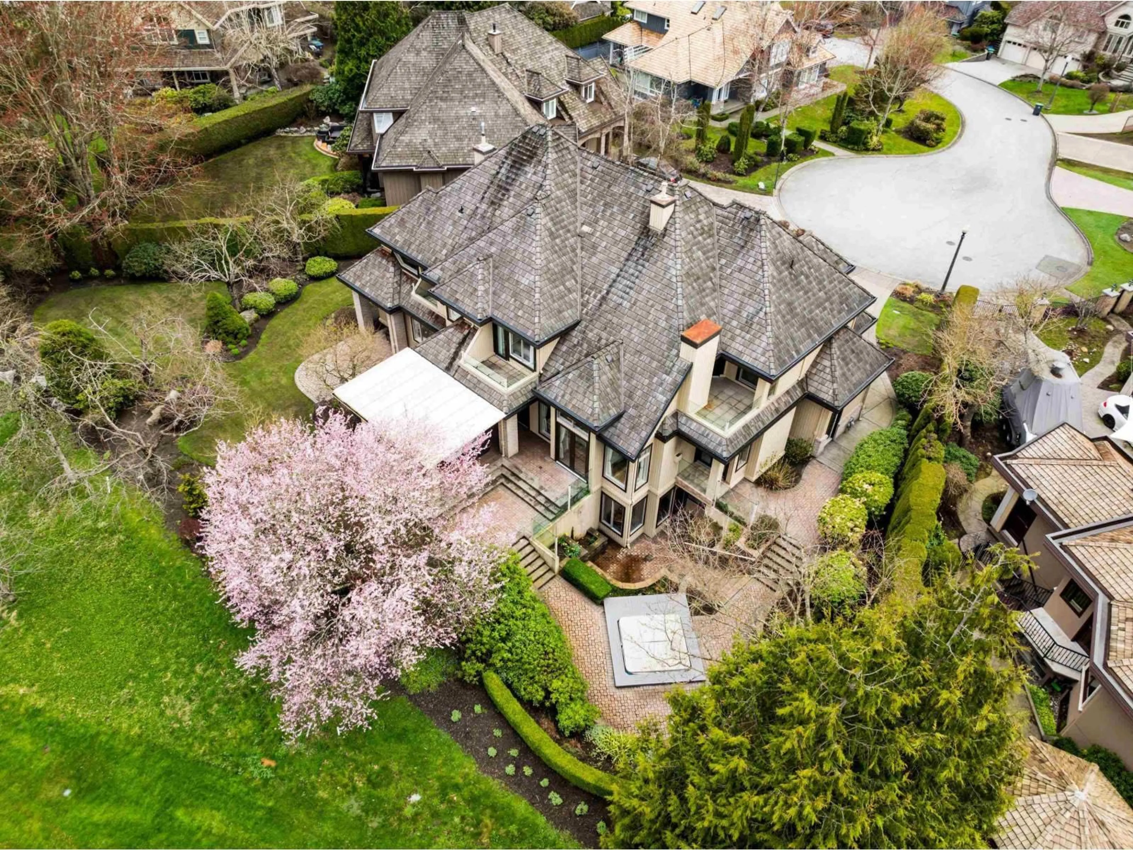 A pic from outside/outdoor area/front of a property/back of a property/a pic from drone, street for 16358 LINCOLN WOODS COURT, Surrey British Columbia V3Z0J8