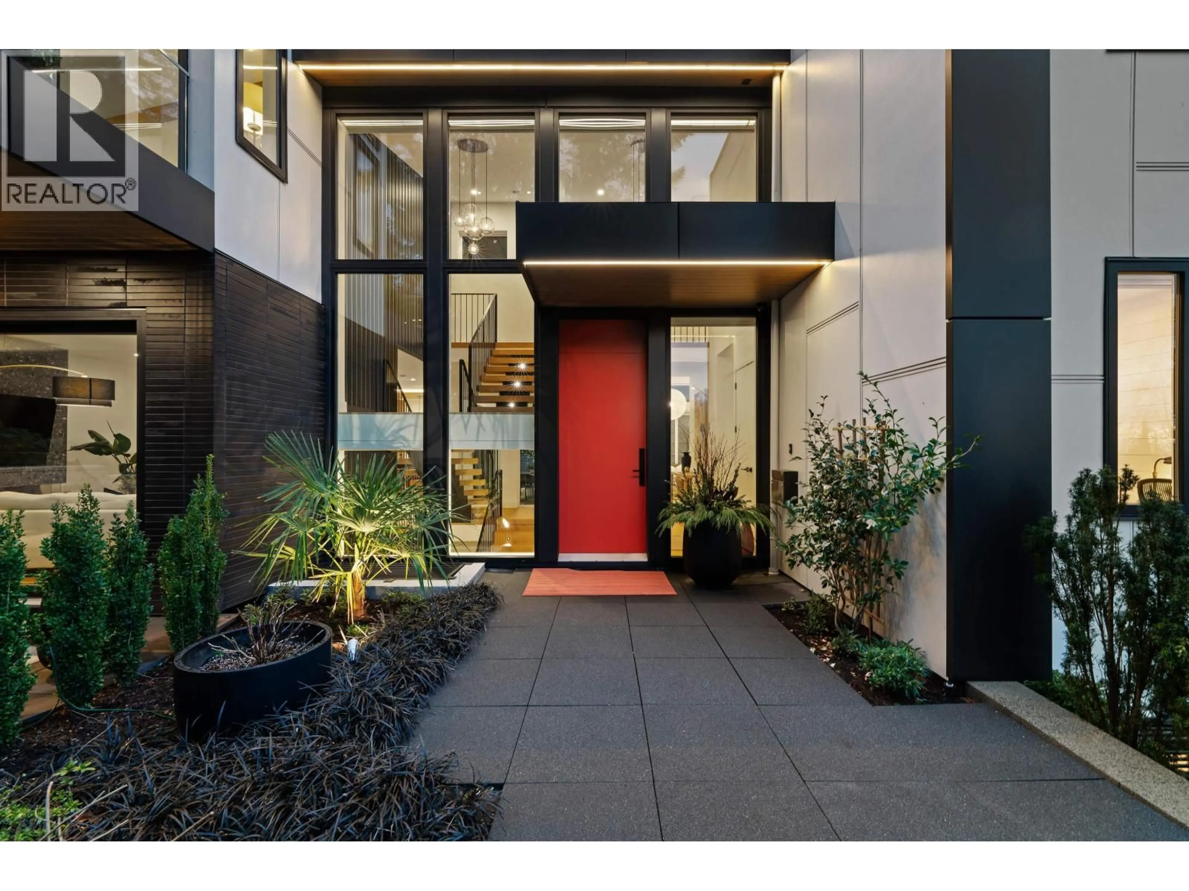 Indoor entryway for 4528 SKYLINE DRIVE, North Vancouver British Columbia V7R3H1