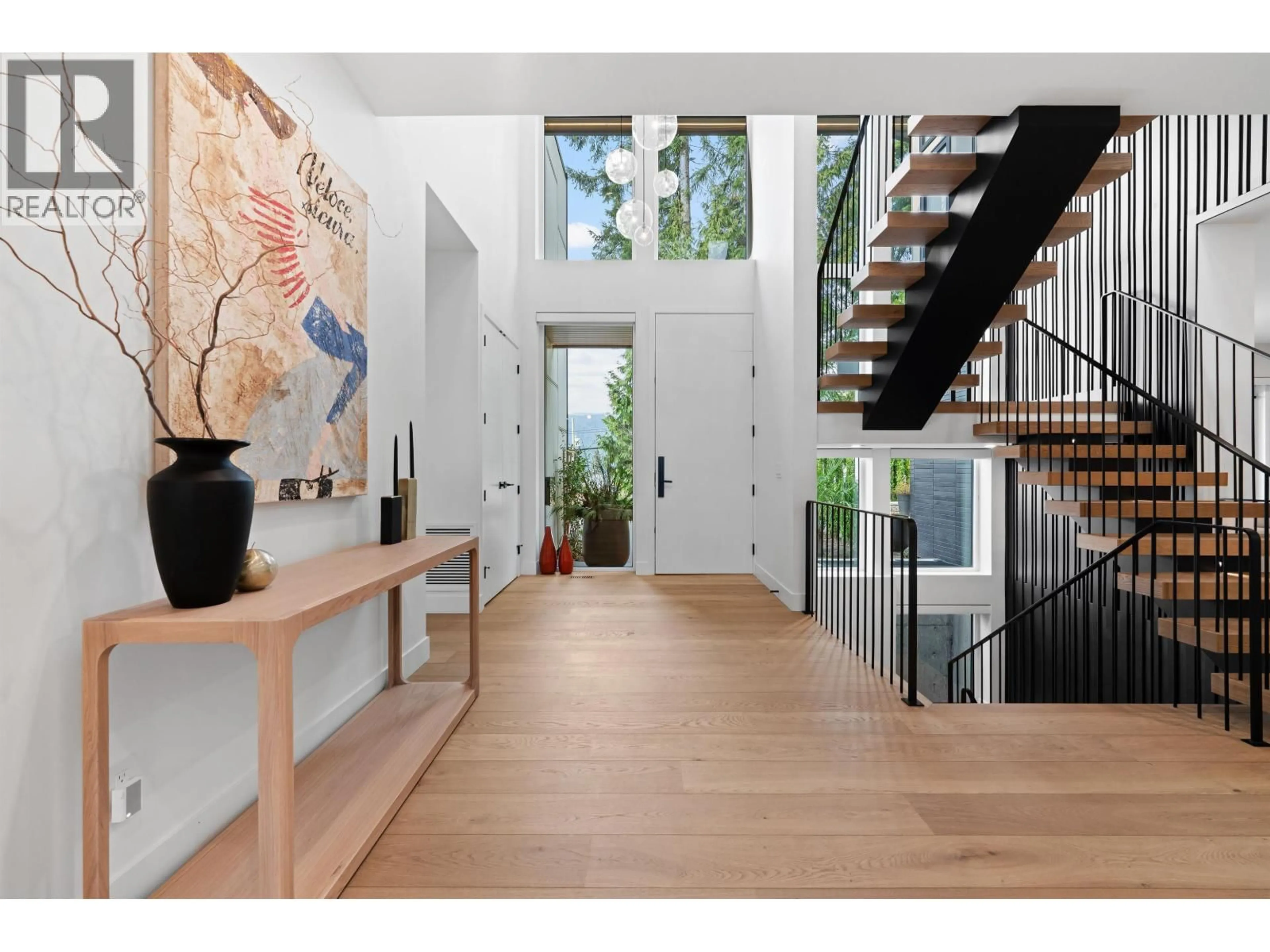 Indoor entryway for 4528 SKYLINE DRIVE, North Vancouver British Columbia V7R3H1