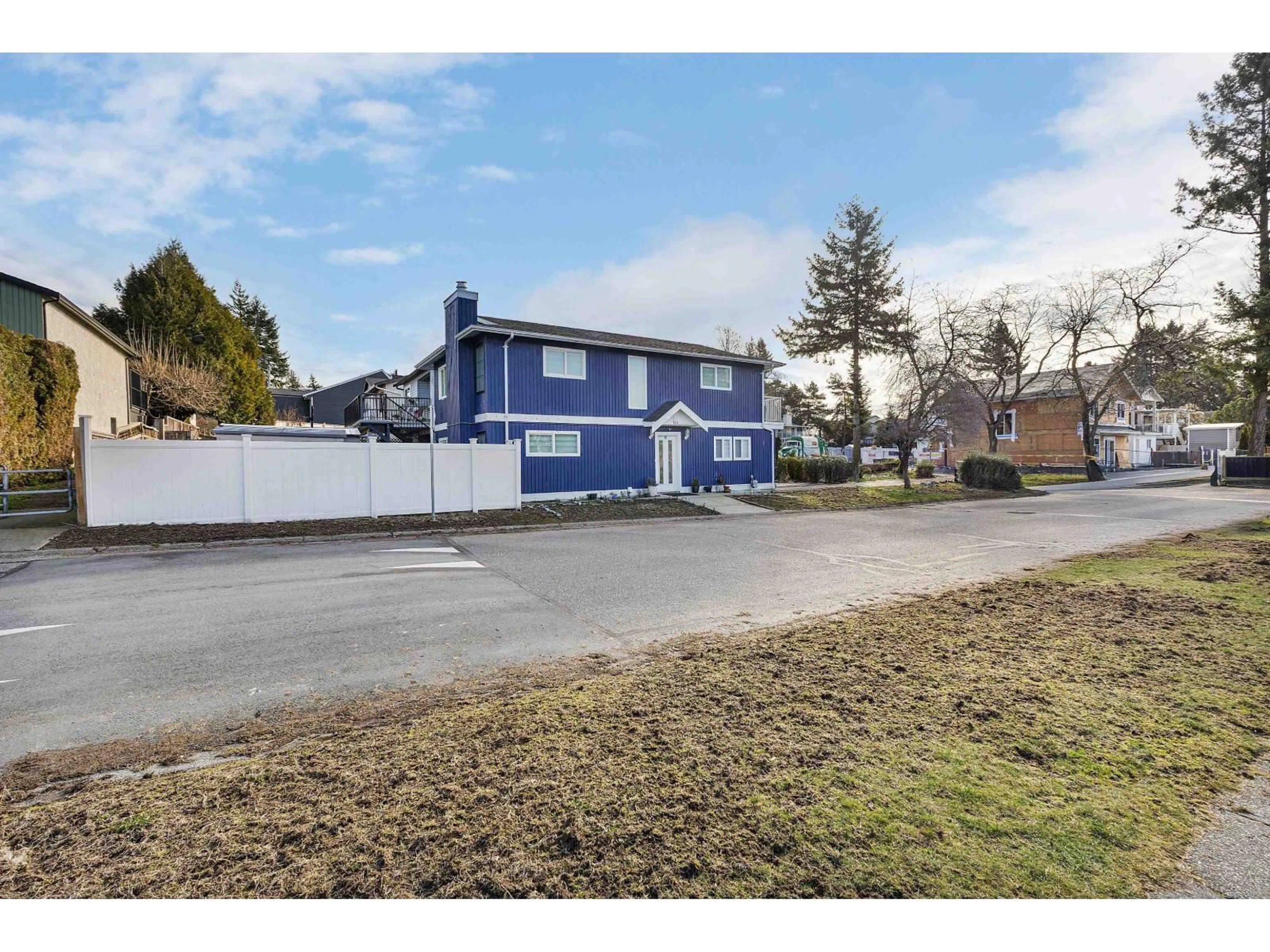 A pic from outside/outdoor area/front of a property/back of a property/a pic from drone, street for 123 SPRINGFIELD DRIVE, Langley British Columbia V4W3K6