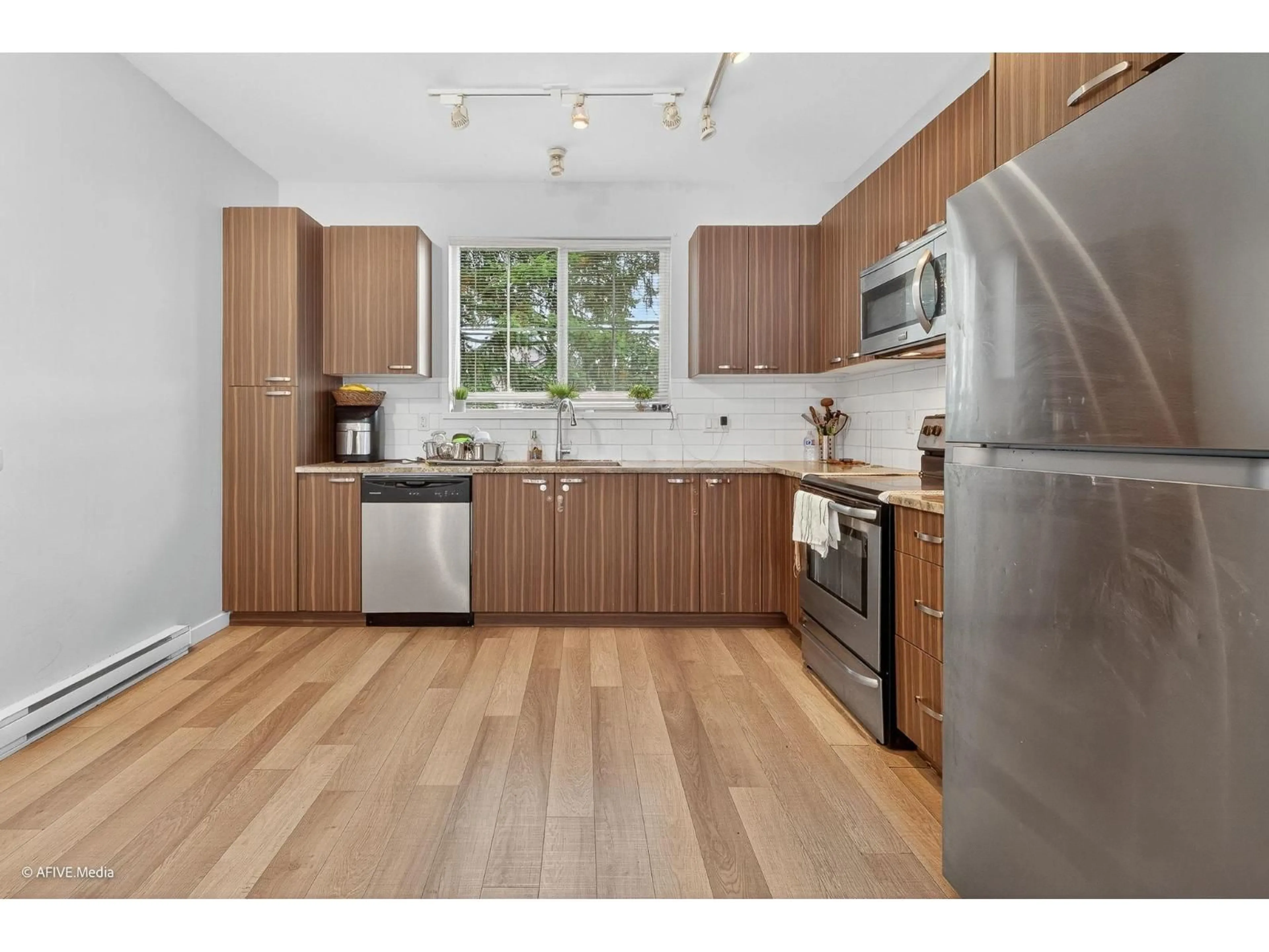 Standard kitchen, wood/laminate floor for 163 - 14833 61 AVENUE, Surrey British Columbia V3S6T6