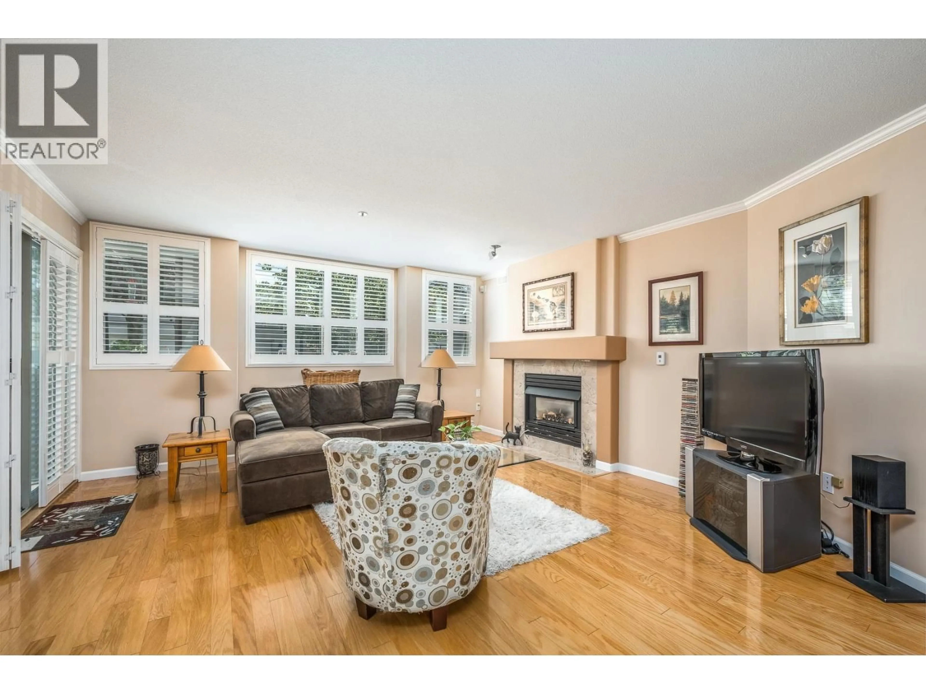 Living room with furniture, wood/laminate floor for 109N - 1100 56 STREET, Delta British Columbia V4L2N2