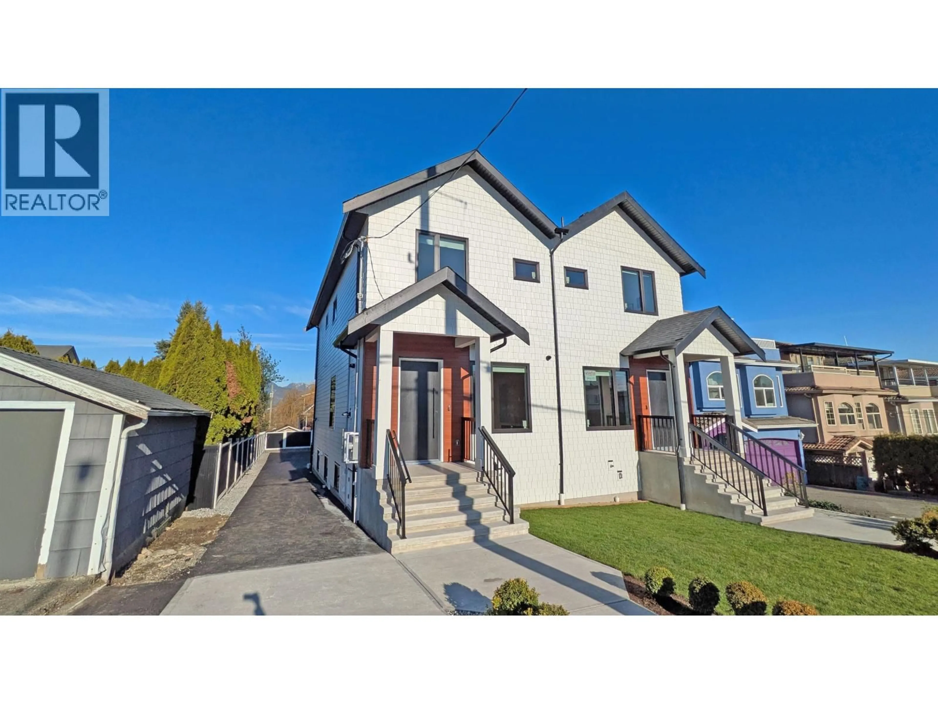 A pic from outside/outdoor area/front of a property/back of a property/a pic from drone, street for 2825 DUNDAS STREET, Vancouver British Columbia V5K1R5