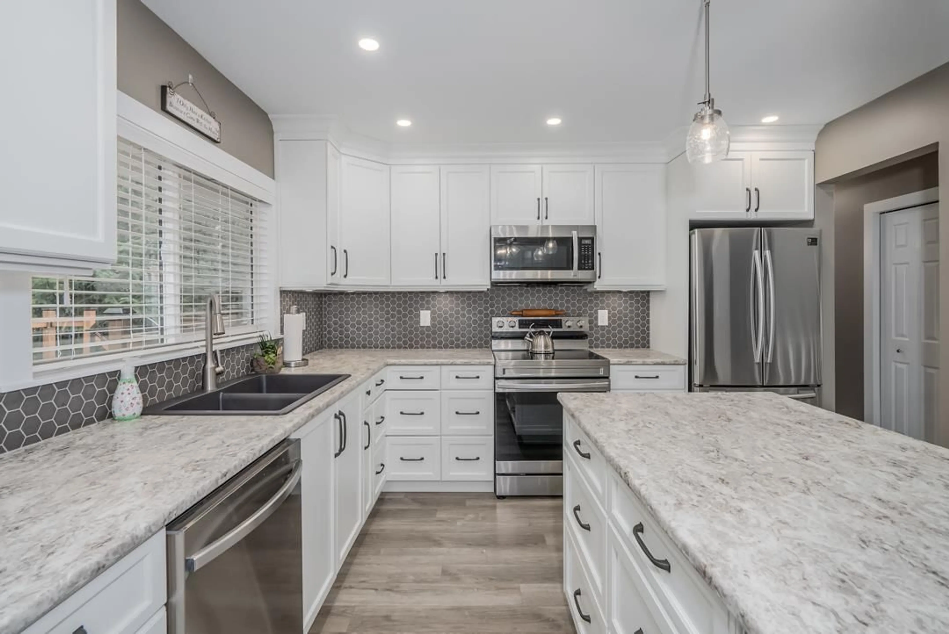 Contemporary kitchen, ceramic/tile floor for 35168 SKEENA AVENUE, Abbotsford British Columbia V2S7H5