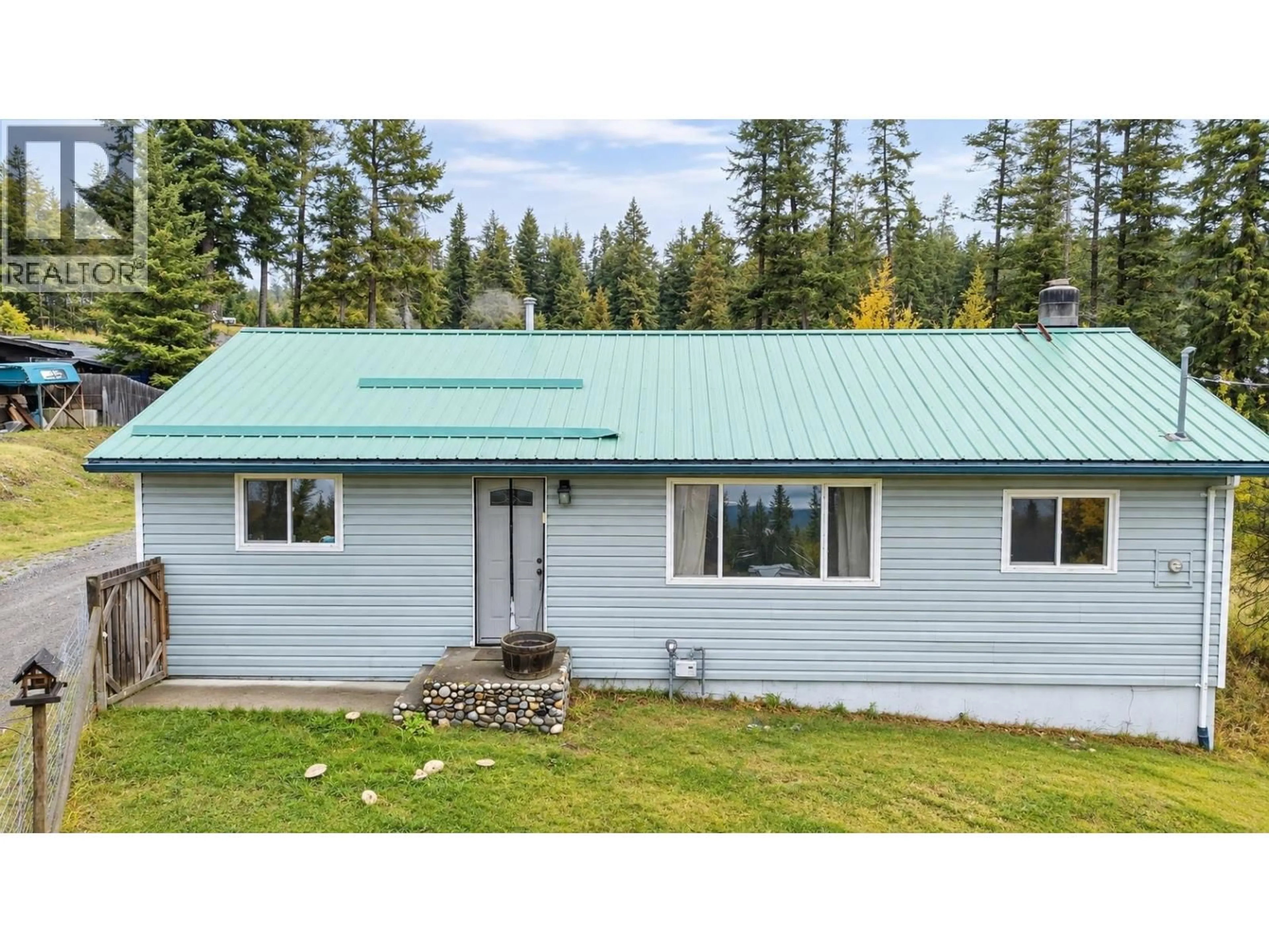 Home with vinyl exterior material, unknown for 915 DOG CREEK ROAD, Williams Lake British Columbia V2G3G5