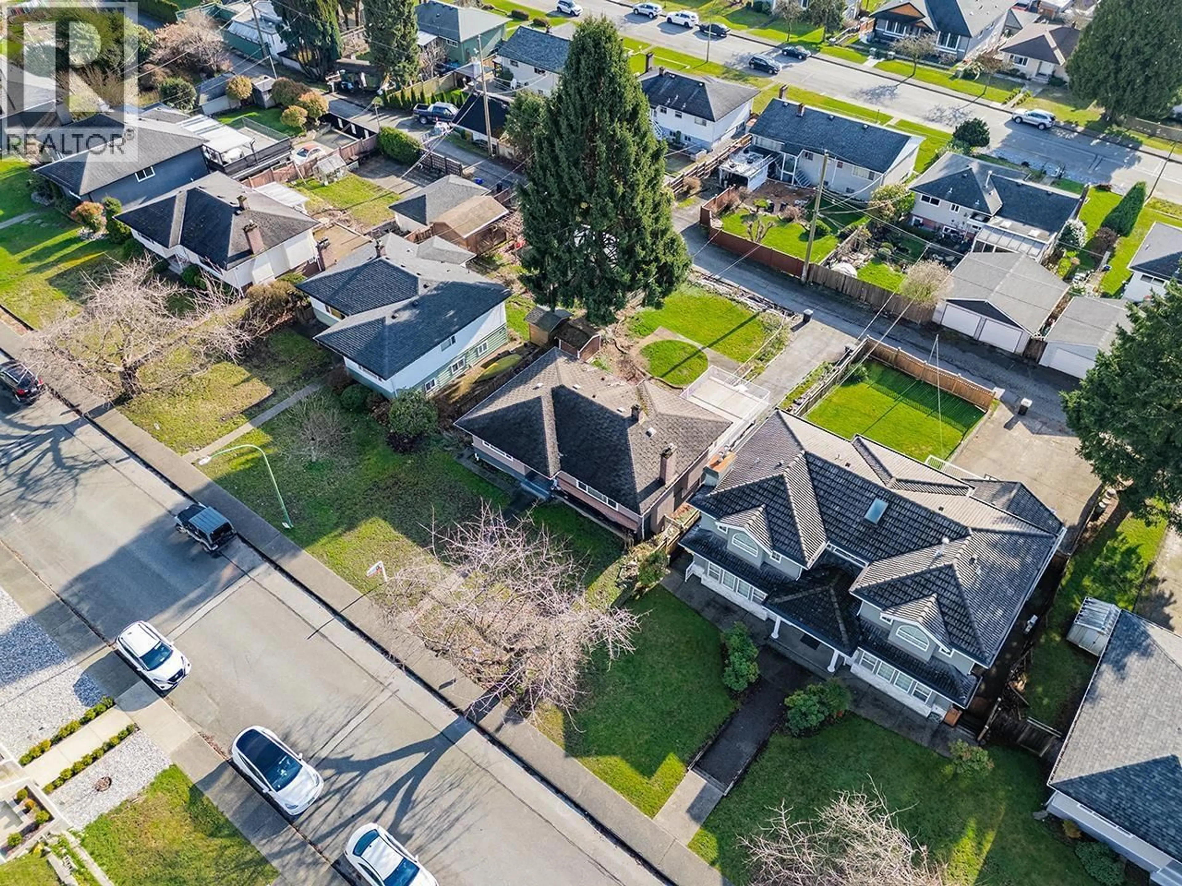 A pic from outside/outdoor area/front of a property/back of a property/a pic from drone, street for 6190 SUMAS STREET, Burnaby British Columbia V5B2T6