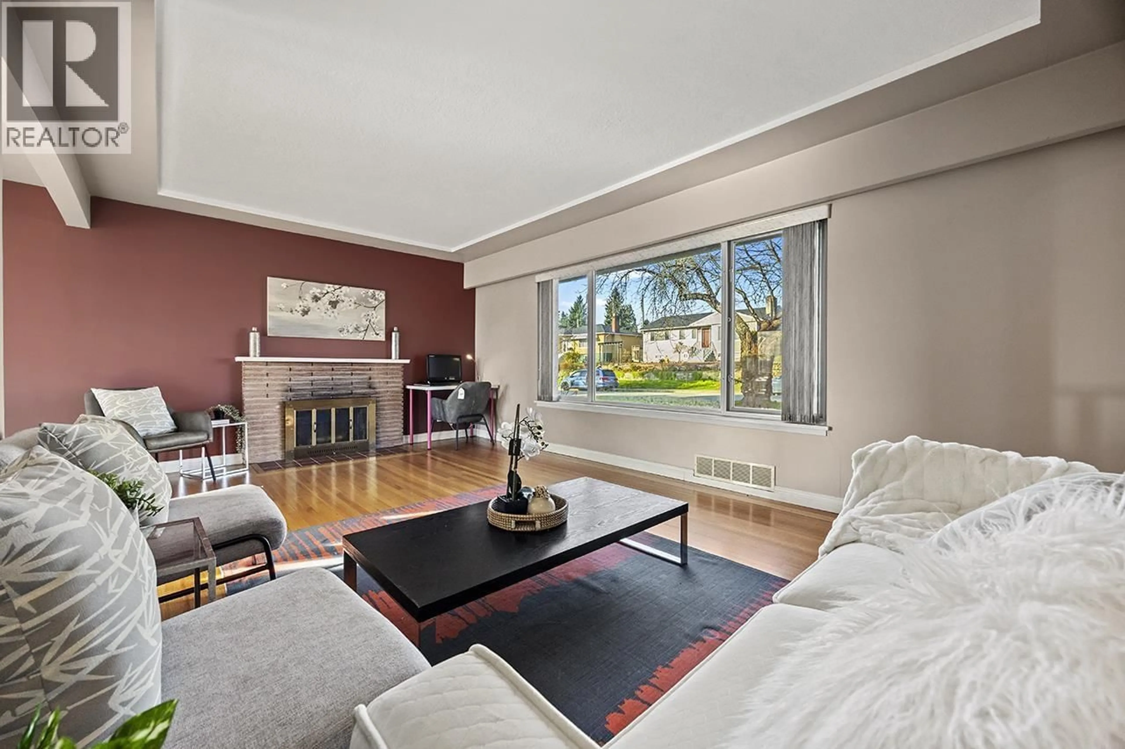 Living room with furniture, unknown for 6190 SUMAS STREET, Burnaby British Columbia V5B2T6