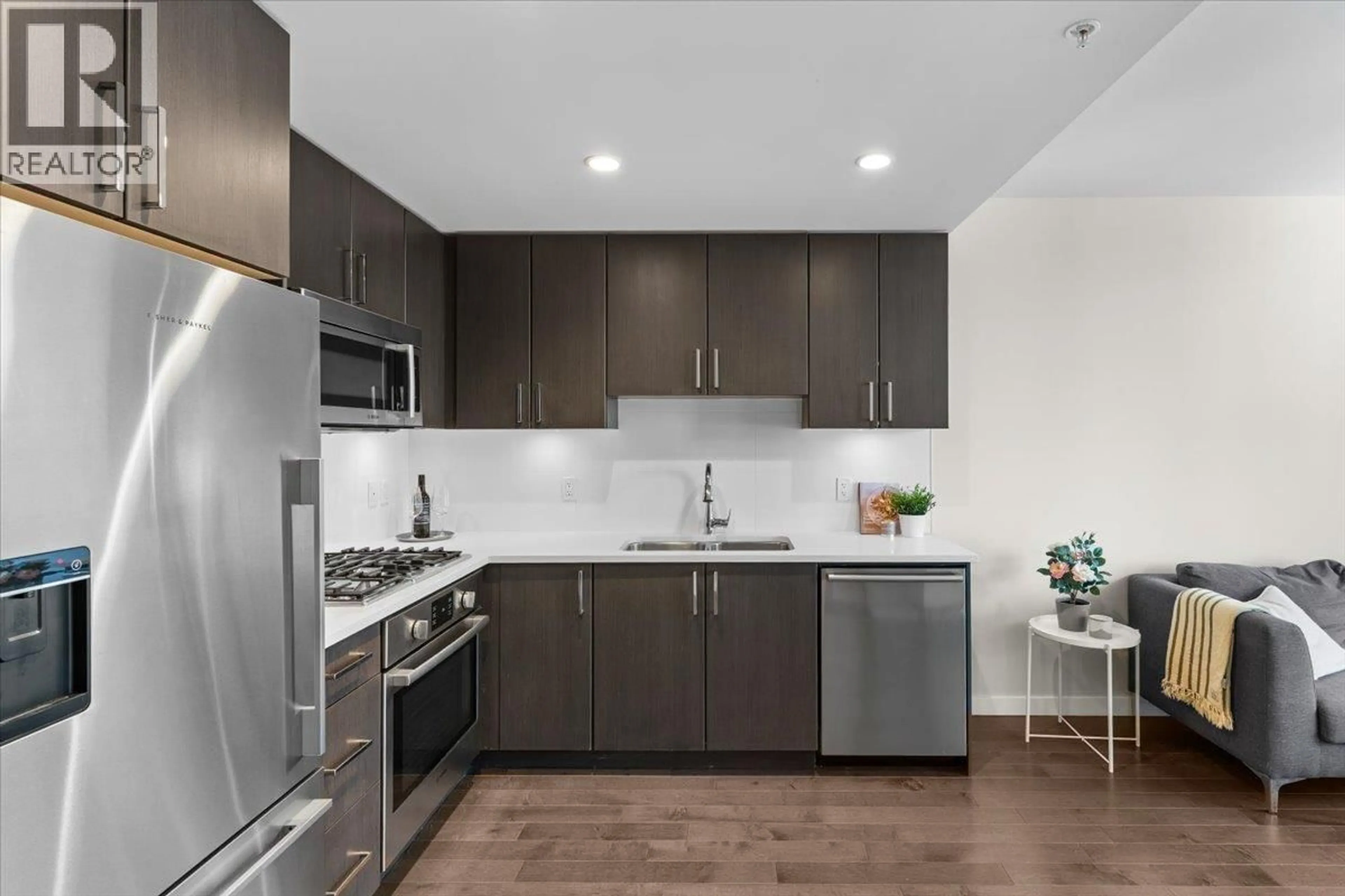 Standard kitchen, unknown for 805 - 1708 ONTARIO STREET, Vancouver British Columbia V5T0J7