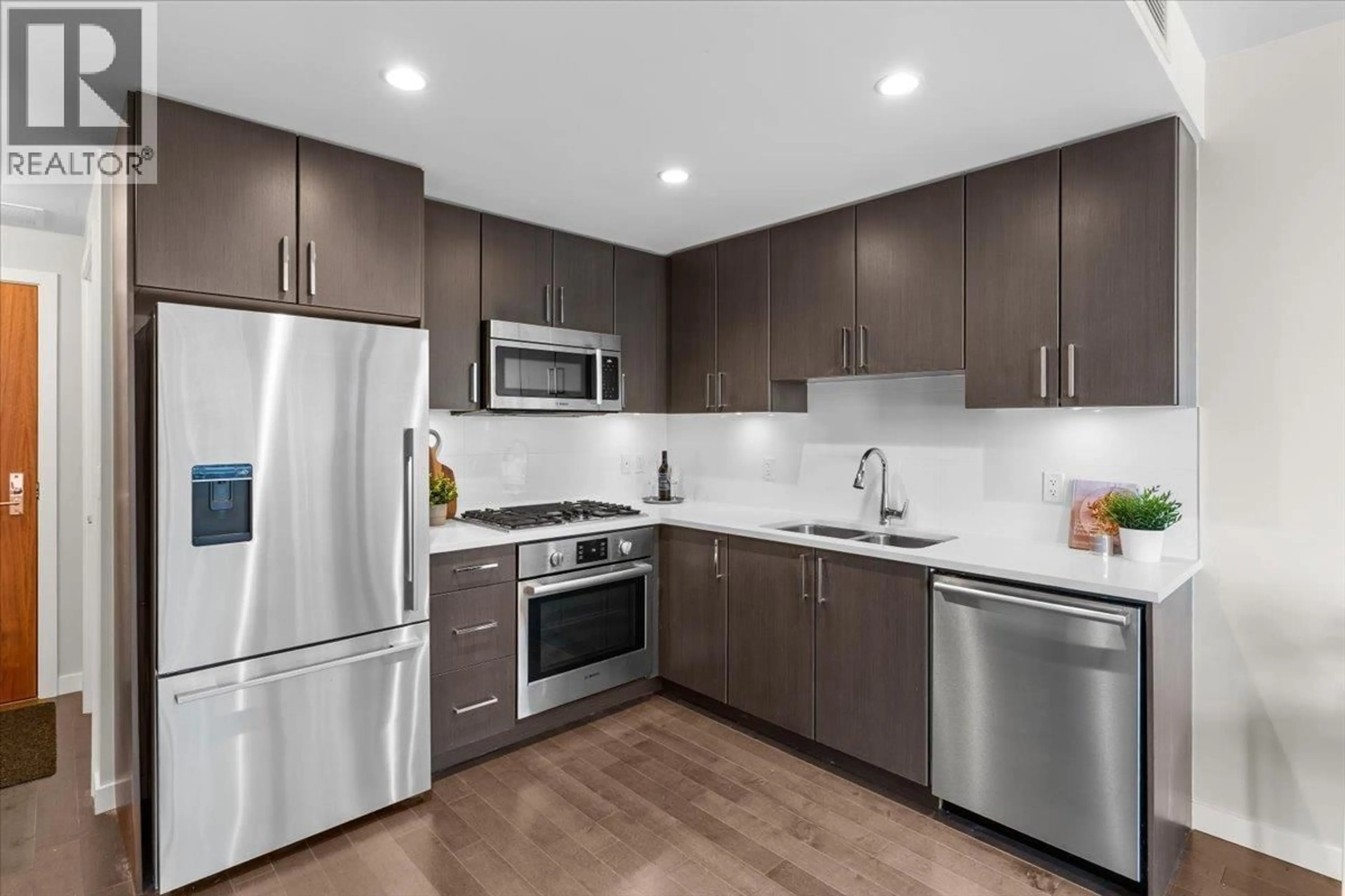 Standard kitchen, unknown for 805 - 1708 ONTARIO STREET, Vancouver British Columbia V5T0J7