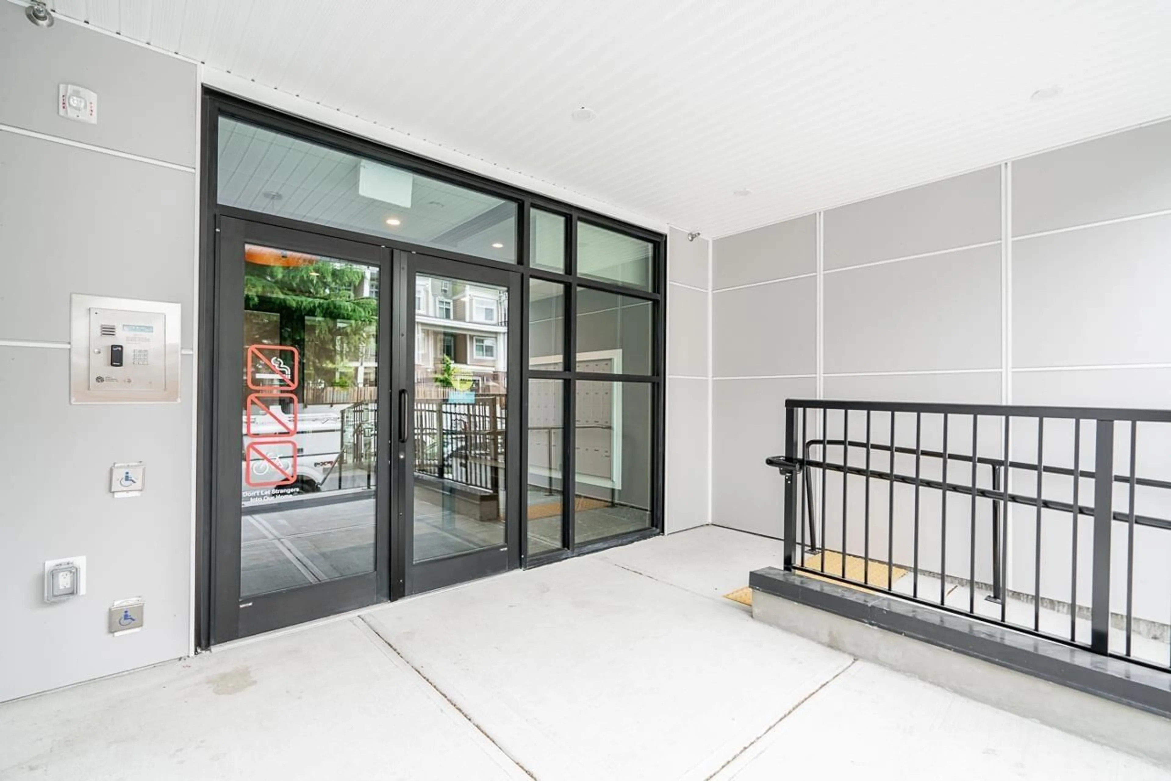 Indoor foyer for 211 - 20695 EASTLEIGH CRESCENT, Langley British Columbia V3A4C3