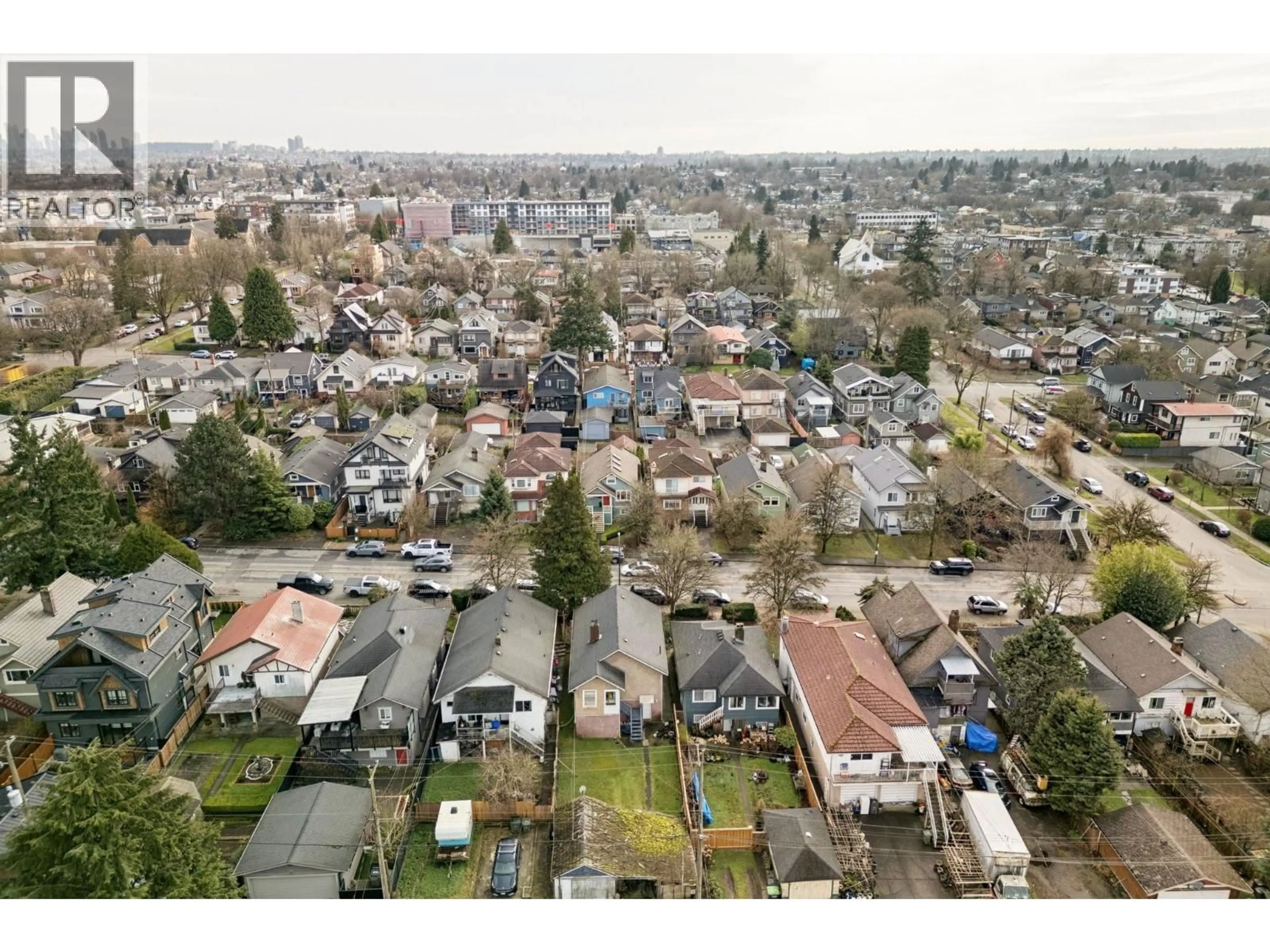 A pic from outside/outdoor area/front of a property/back of a property/a pic from drone, city buildings view from balcony for 2541 DUNDAS STREET, Vancouver British Columbia V5K1P7