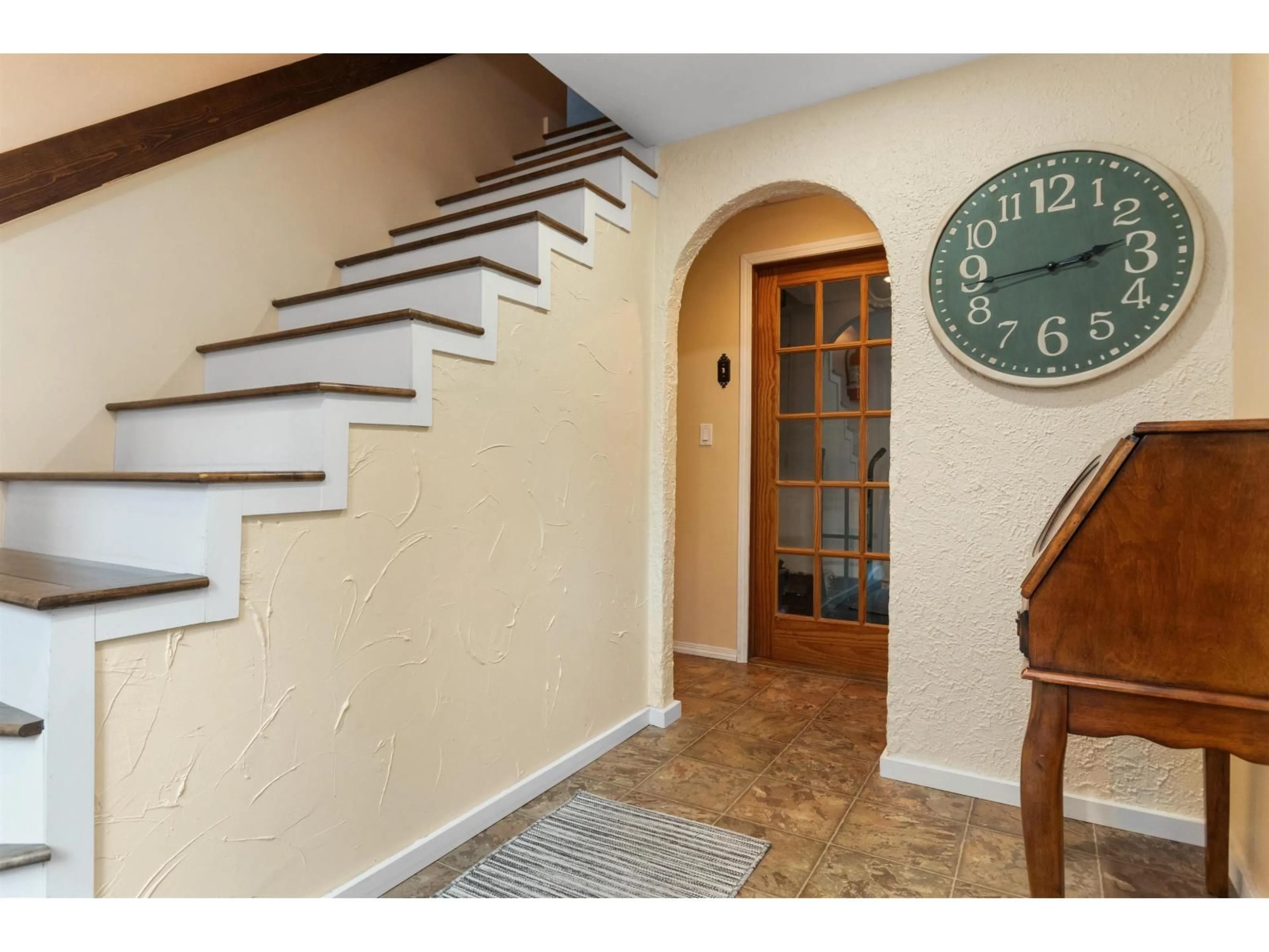 Indoor entryway for 120 ROBERTSON CRESCENT, Hope British Columbia V0X1L4