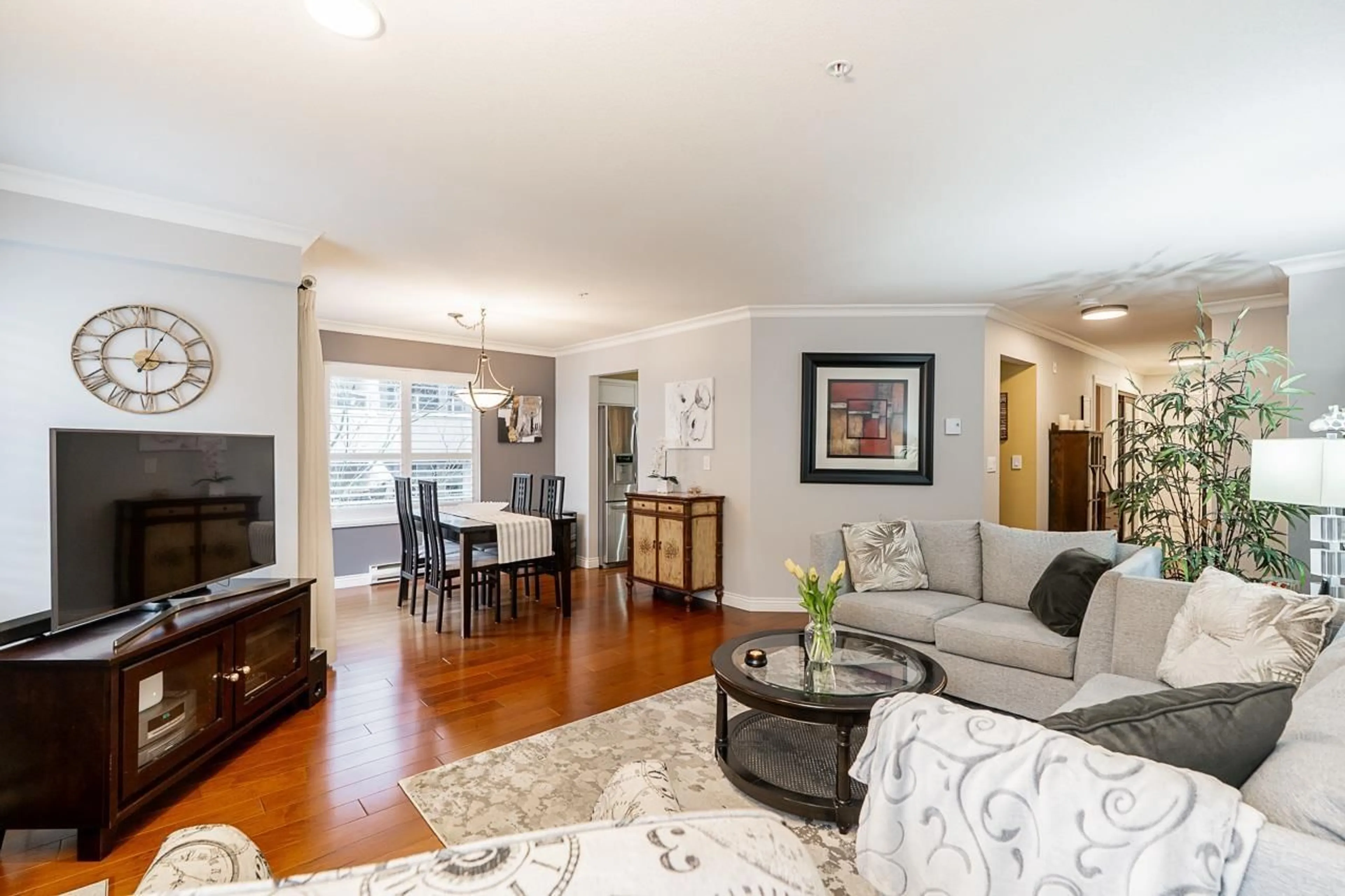 Living room with furniture, wood/laminate floor for 209 - 15272 20 AVENUE, Surrey British Columbia V4A2A3