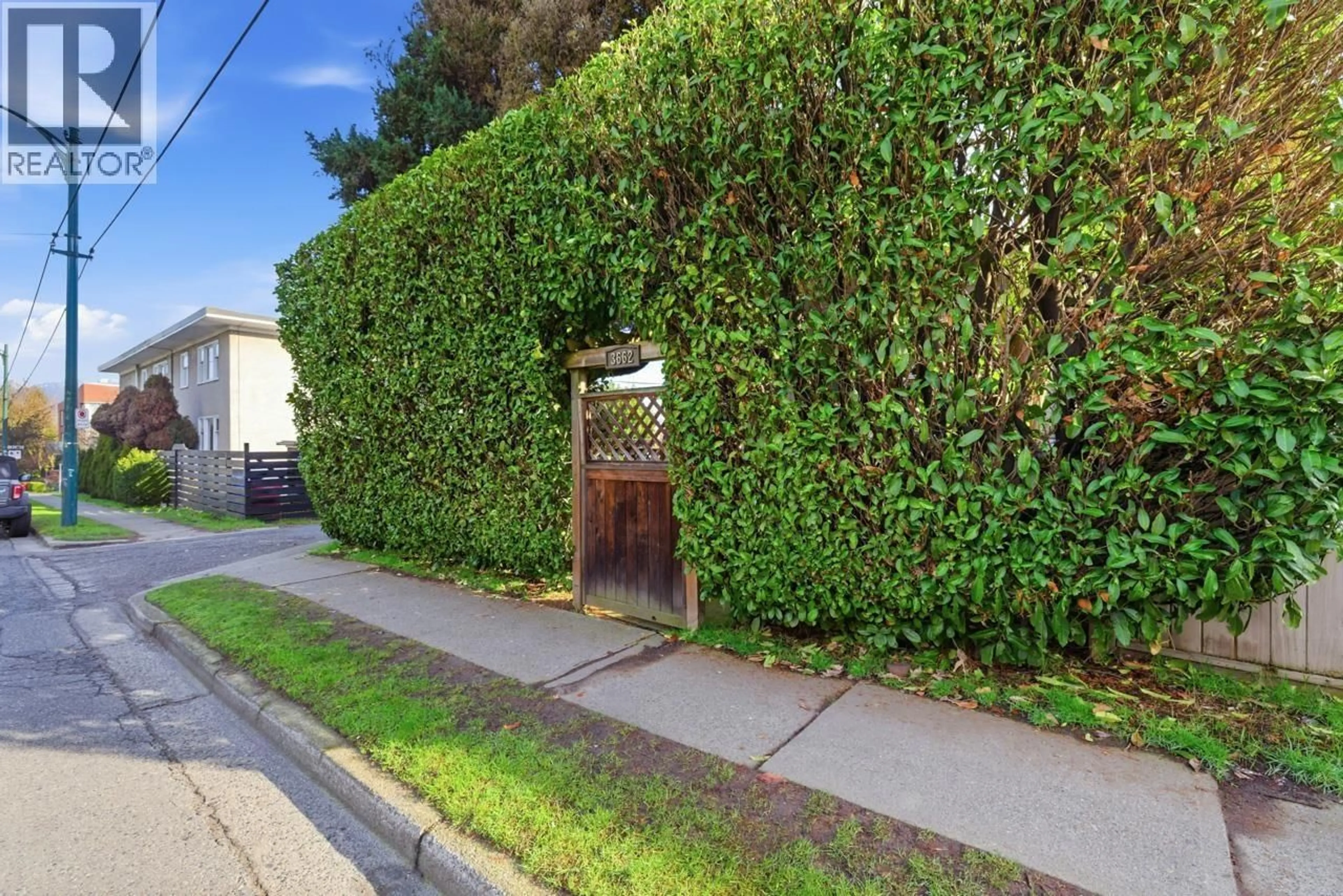 A pic from outside/outdoor area/front of a property/back of a property/a pic from drone, street for 3662 OAK STREET, Vancouver British Columbia V6H2M2
